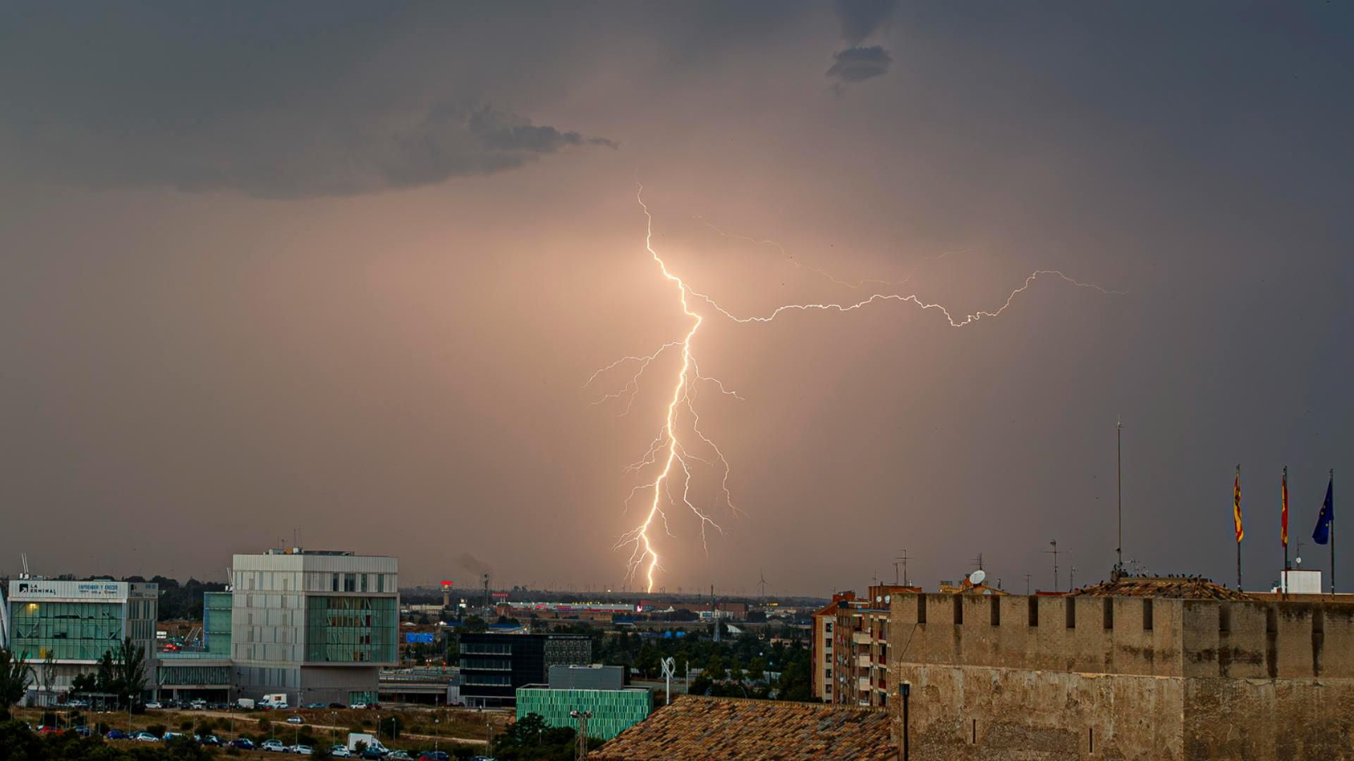 Fotografía de una tormenta con rayos este martes, en Zaragoza