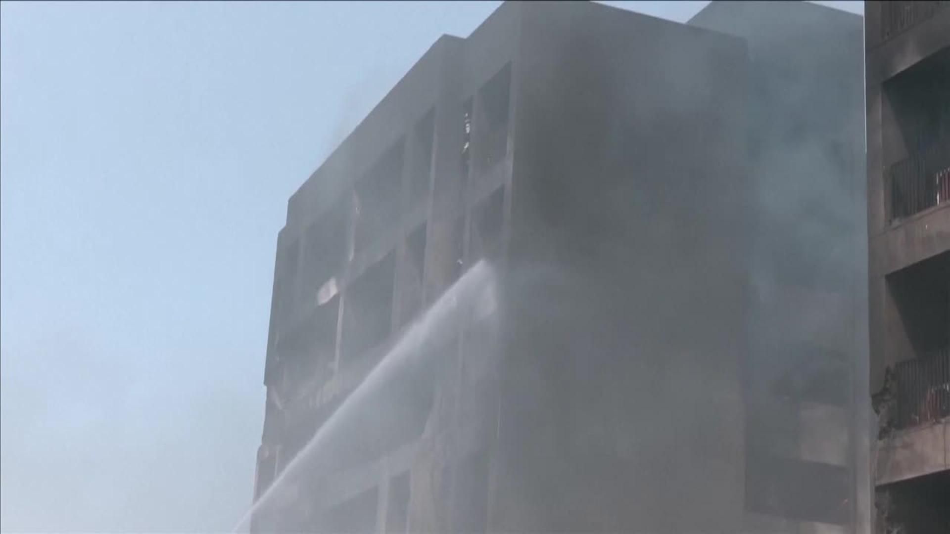 Una densa columna de humo tras el impacto de un avión contra un edificio residencial en India