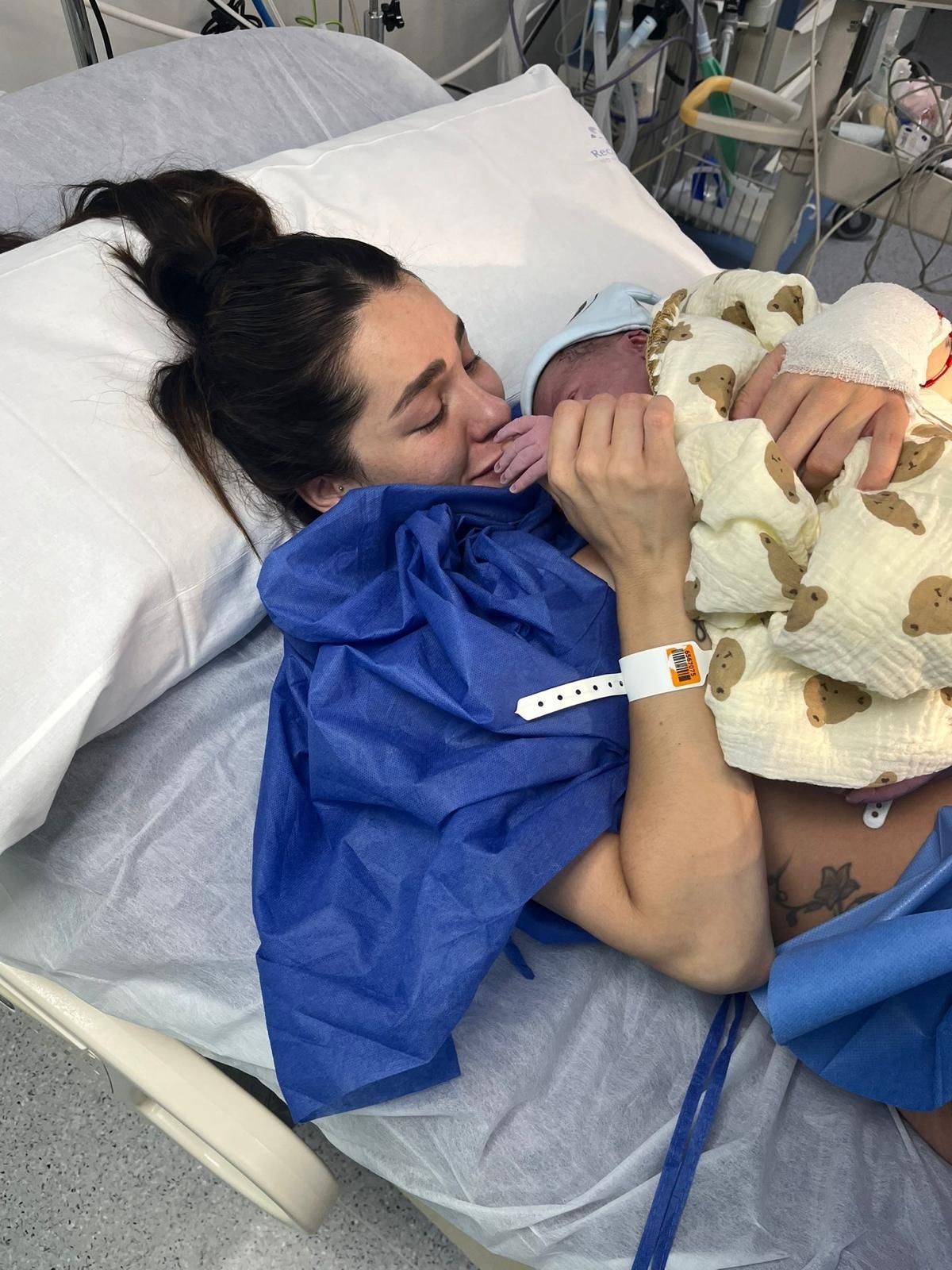 Jennifer Lara da a luz a su hijo Asia en un doloroso parto