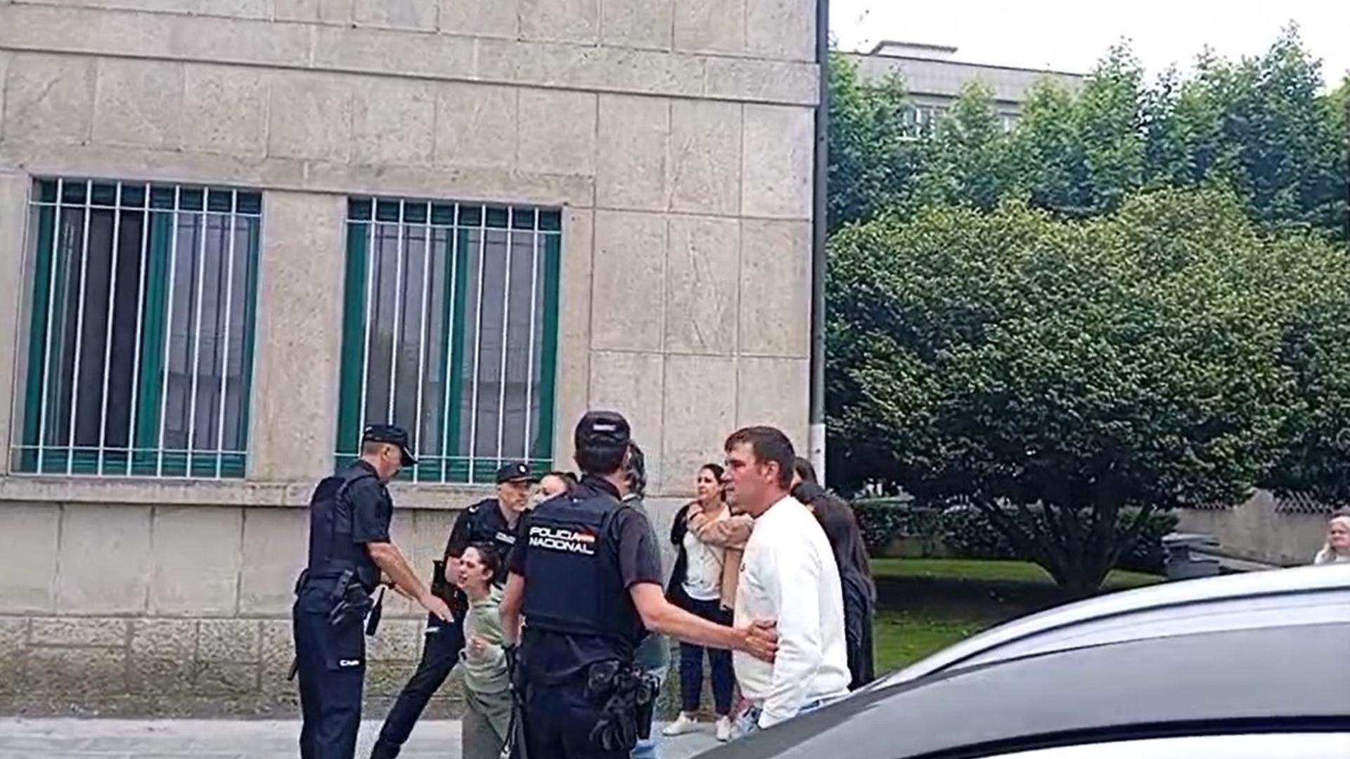 Máxima tensión en la llegada a los juzgados del monitor de la piscina de Marín, acusado de agresión sexual a menores