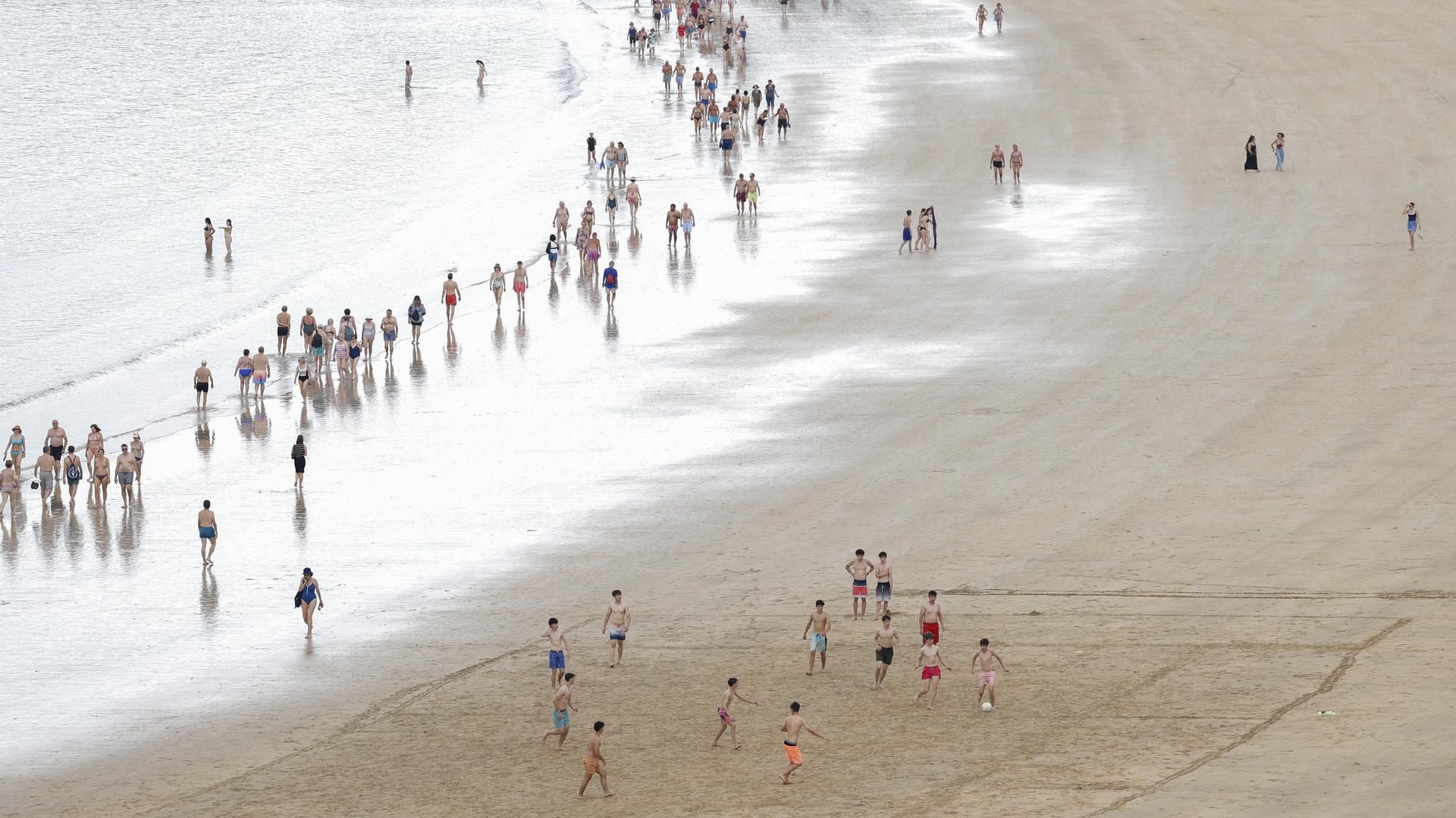 Personas disfrutando de la temperatura que se registra en la capital donostiarra, San Sebastián