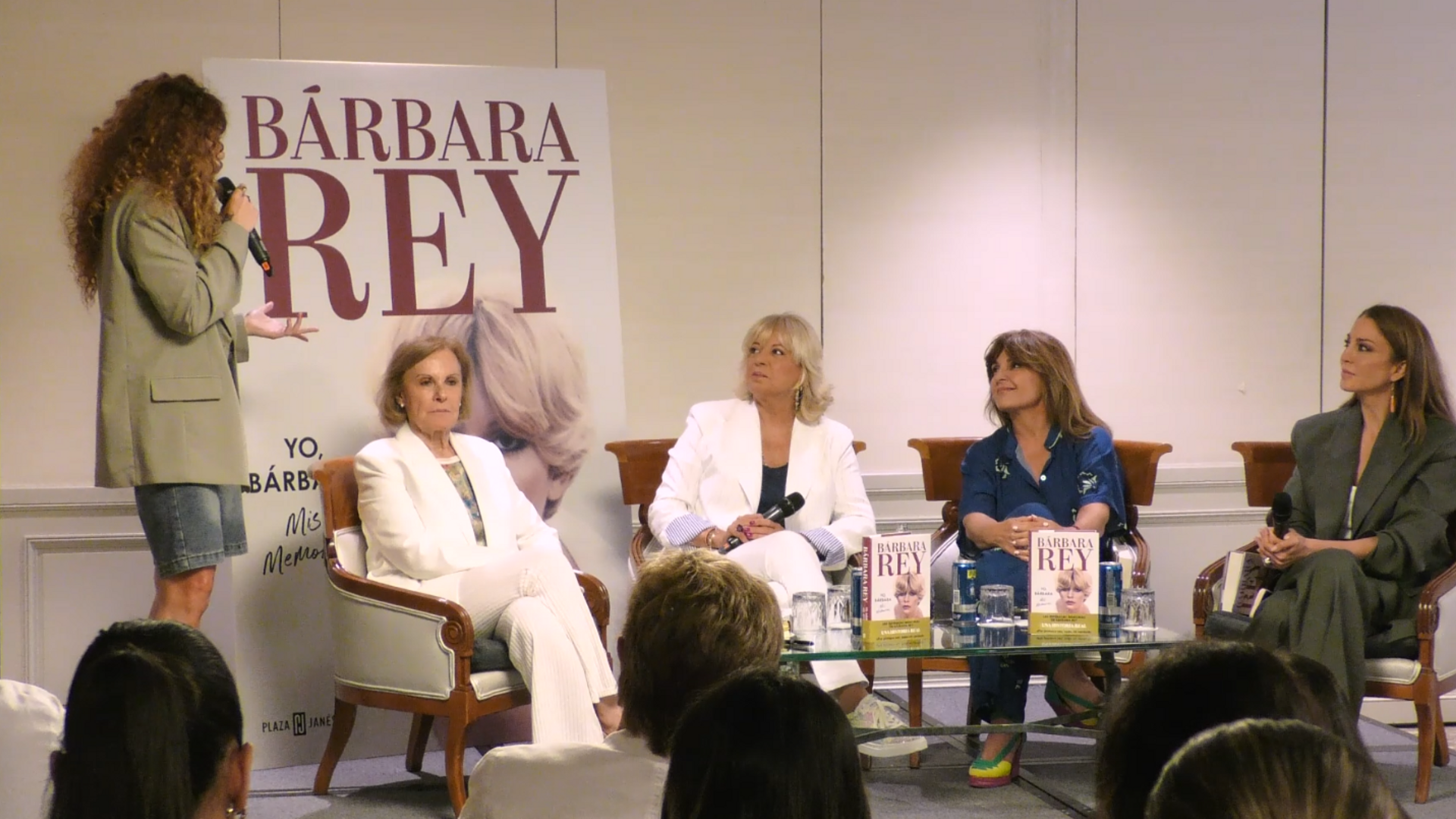Sofía Cristo se dirige a su madre en la presentación de su libro y le hace una petición