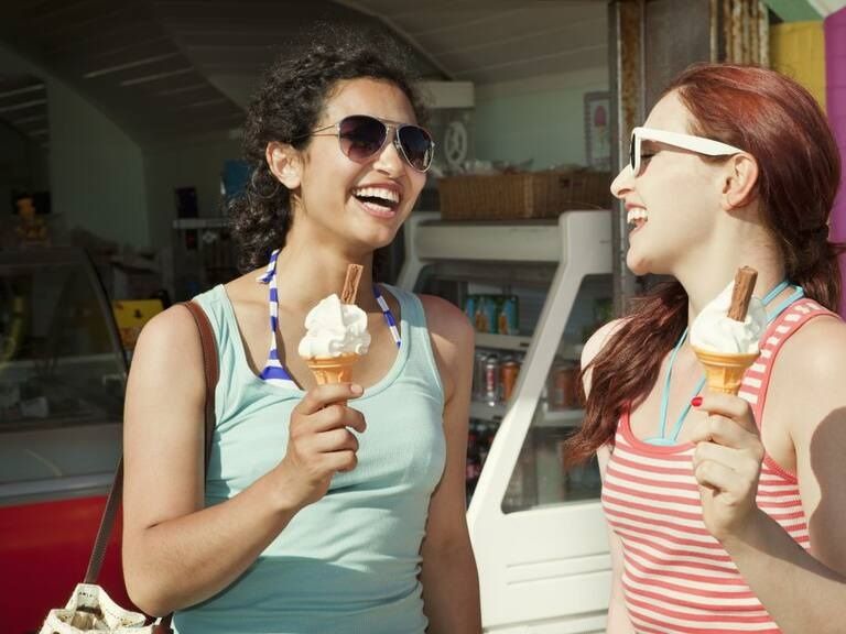 Tomando helado durante el verano