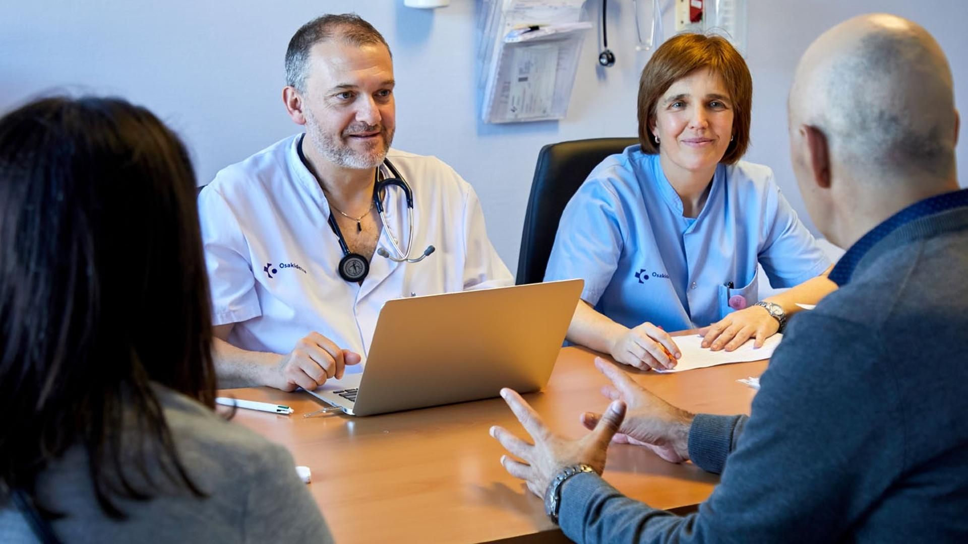 Un doctor atiende a un paciente varón en una consulta en el País Vasco