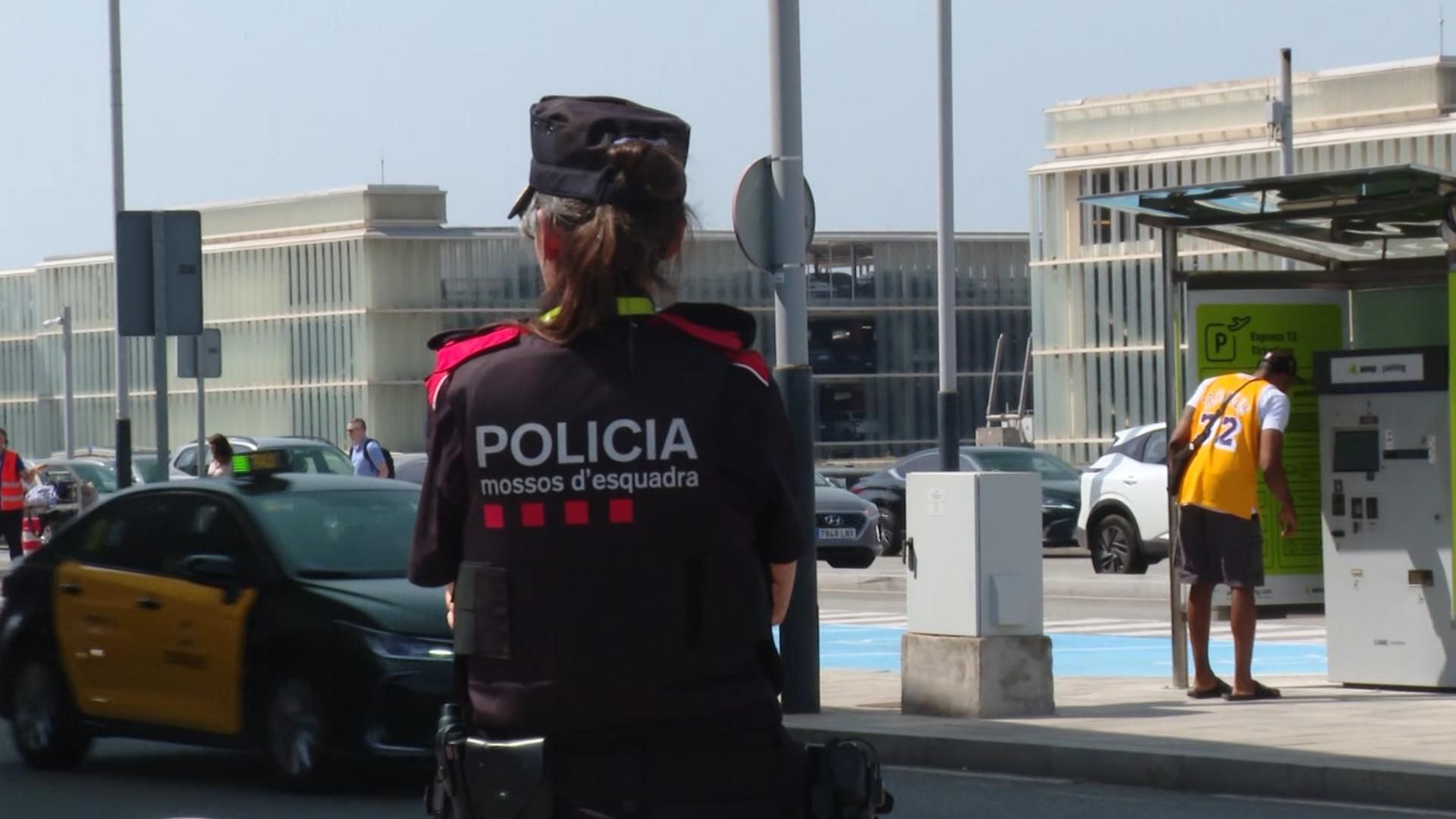Una agente de los Mossos d'Esquadra en el aeropuerto de Barcelona