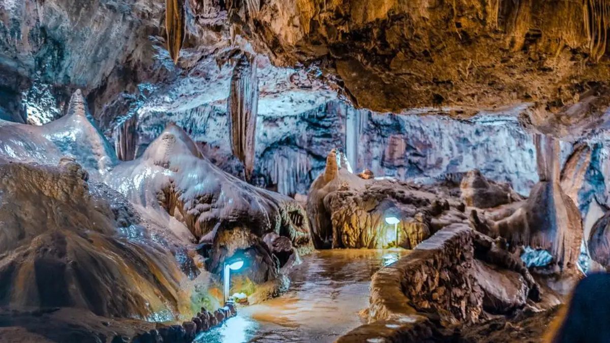 Una de las salas de la cueva de Valporquero