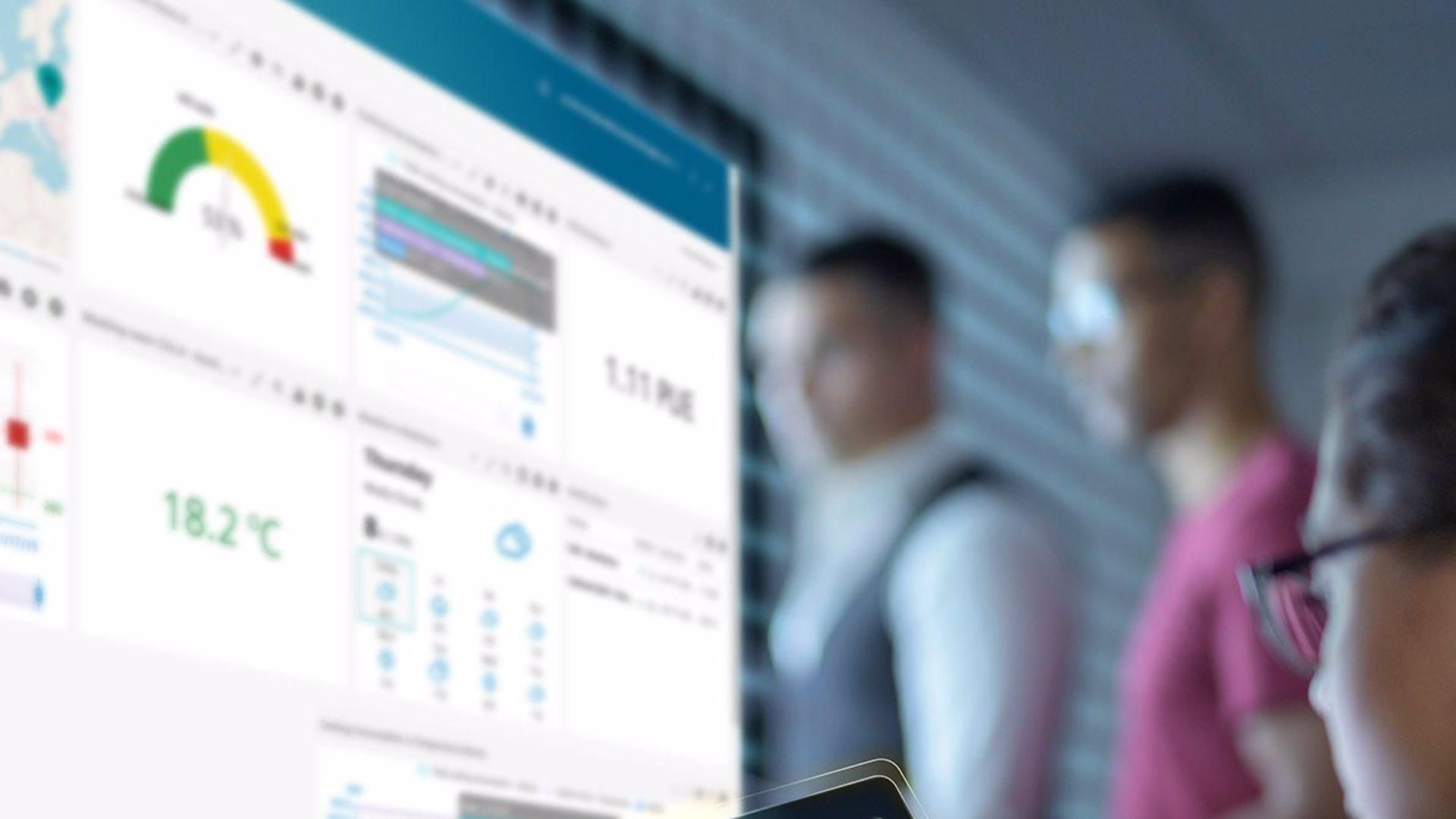 Una joven utiliza una tablet