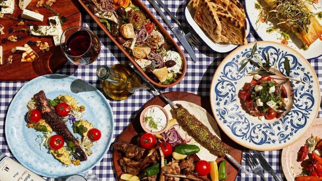 Una mesa de platos griegos