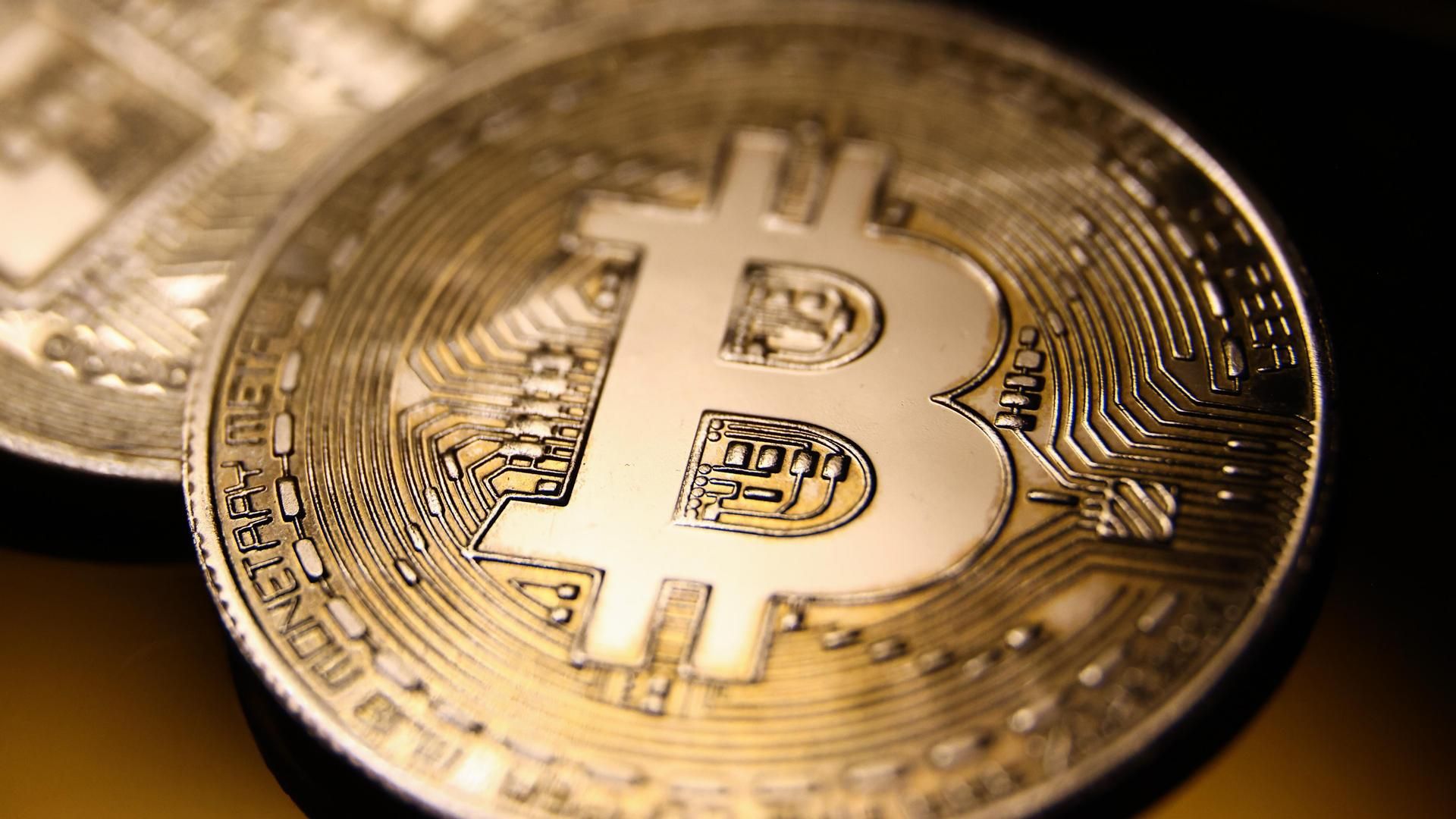 Una moneda con el logo de Bitcoin