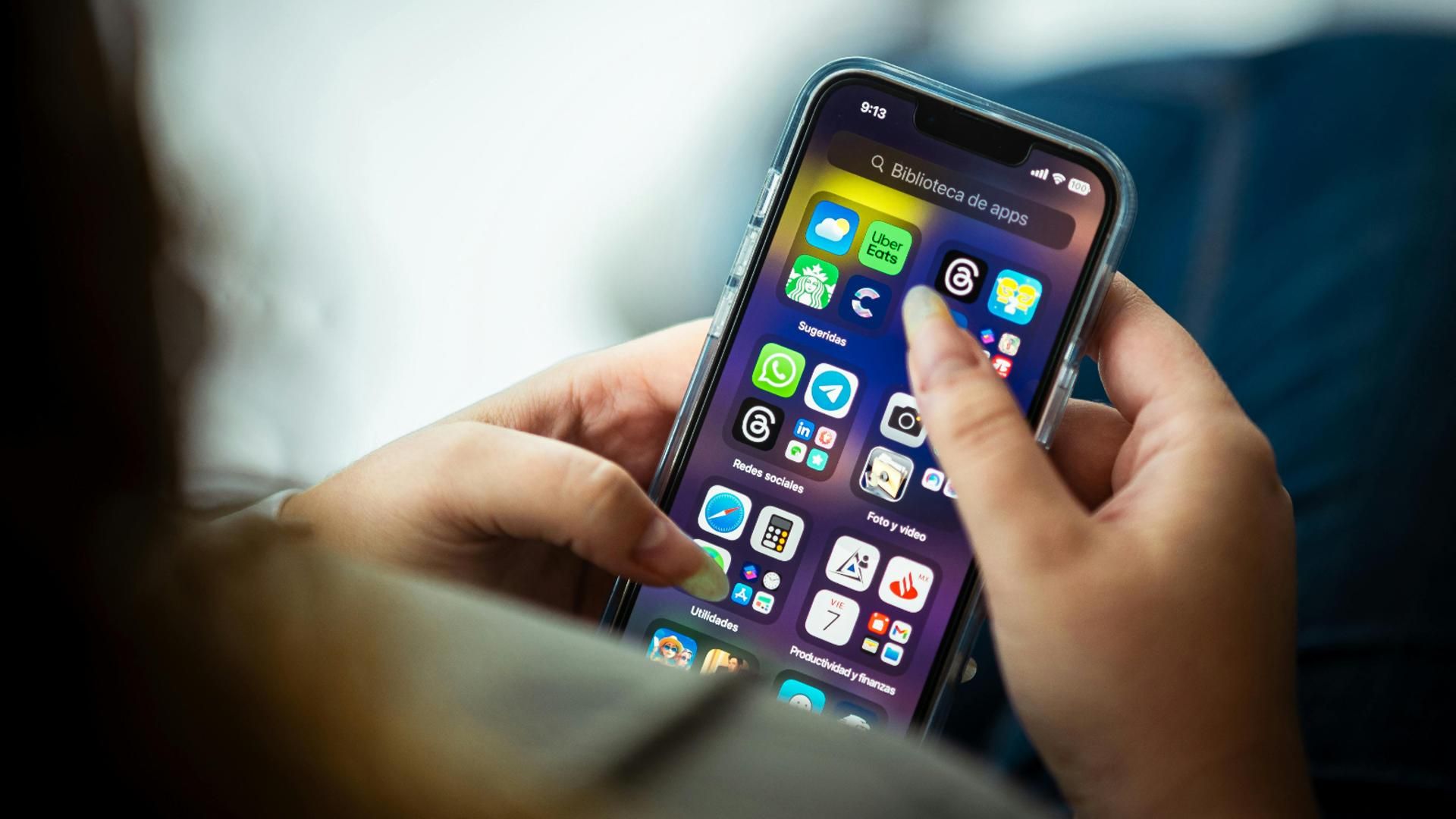 Una mujer usando el app store de su móvil Una mujer usando el app store de su móvil