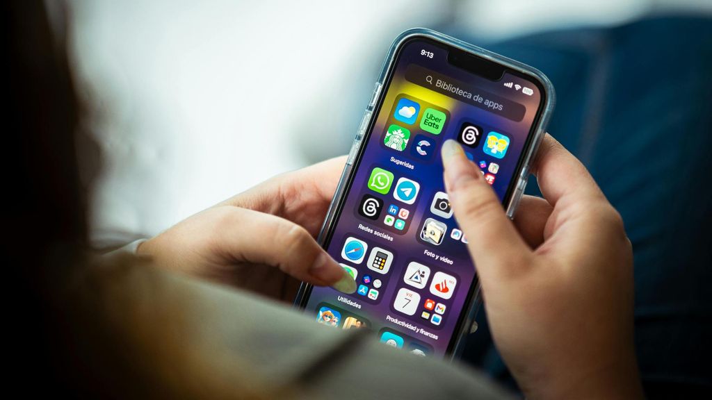 Una mujer usando el app store de su móvil
