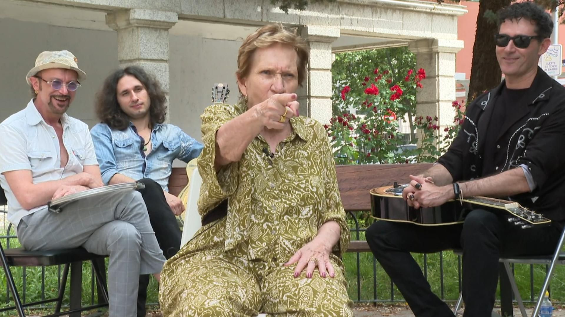 Unos músicos van a tocar a un hospital de Madrid y se topan con Shelly, pionera del rock en España: "La gente flipó"