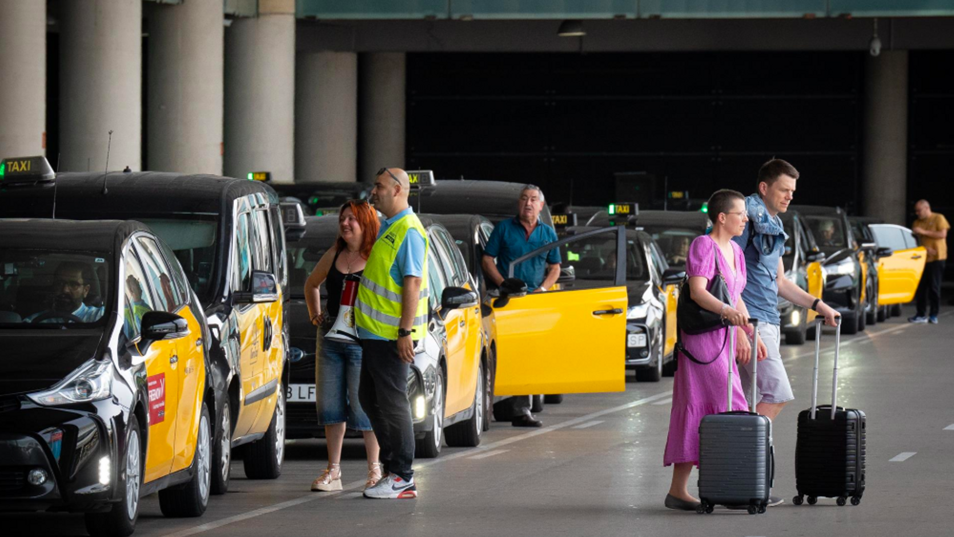 Varios taxis en el Aeropuerto de Barcelona