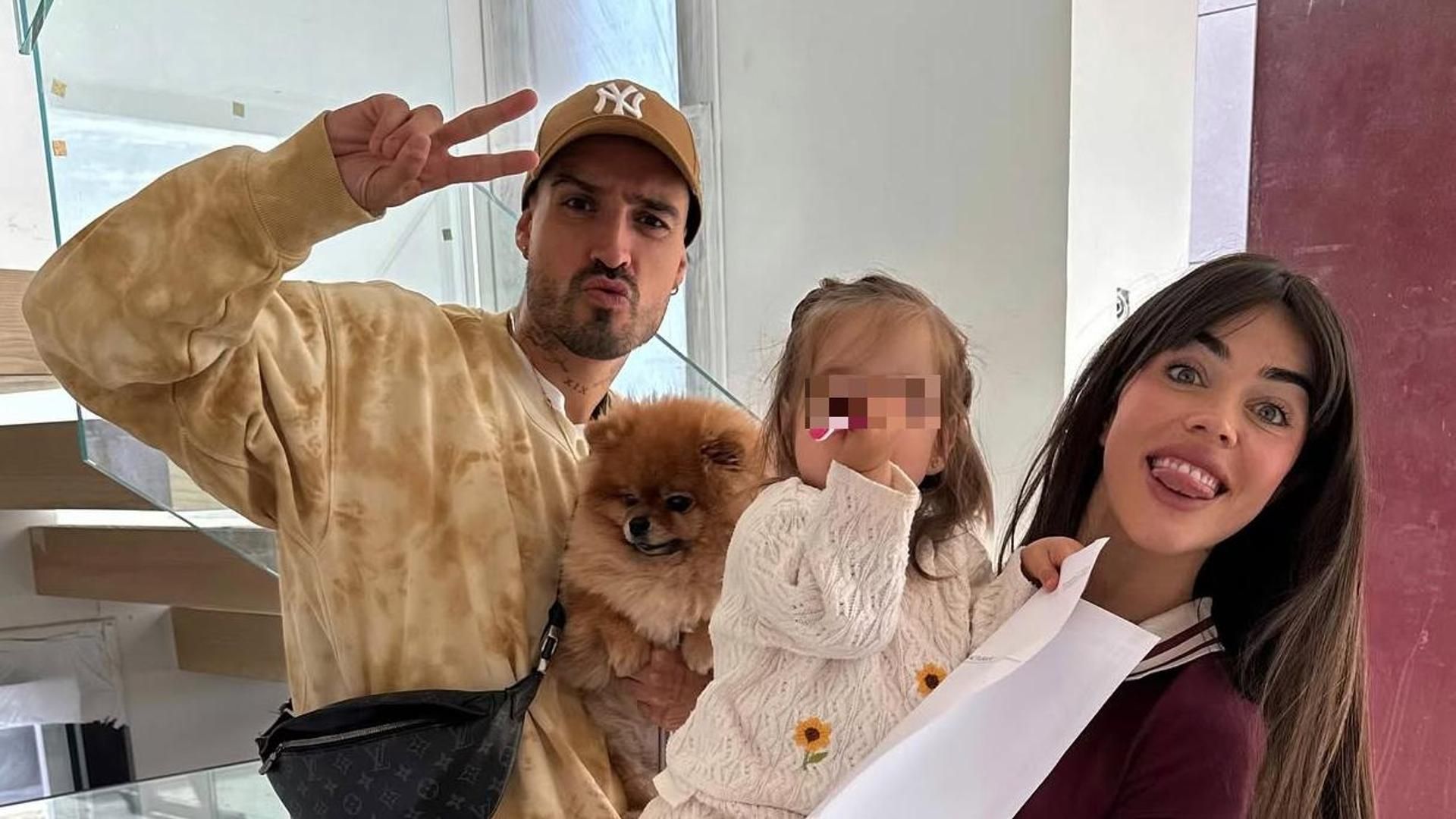 Violeta y Fabio junto a su hija Gala en su nueva casa