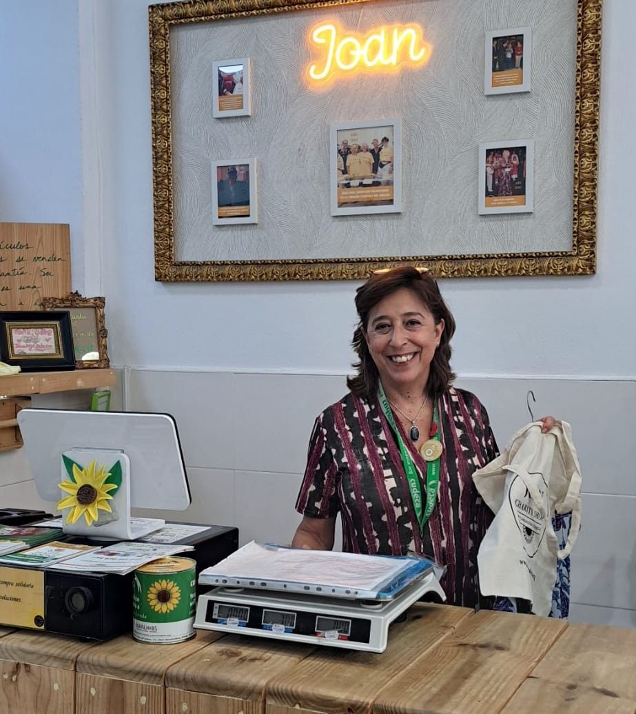 Voluntaria y dependienta en una de las tiendas