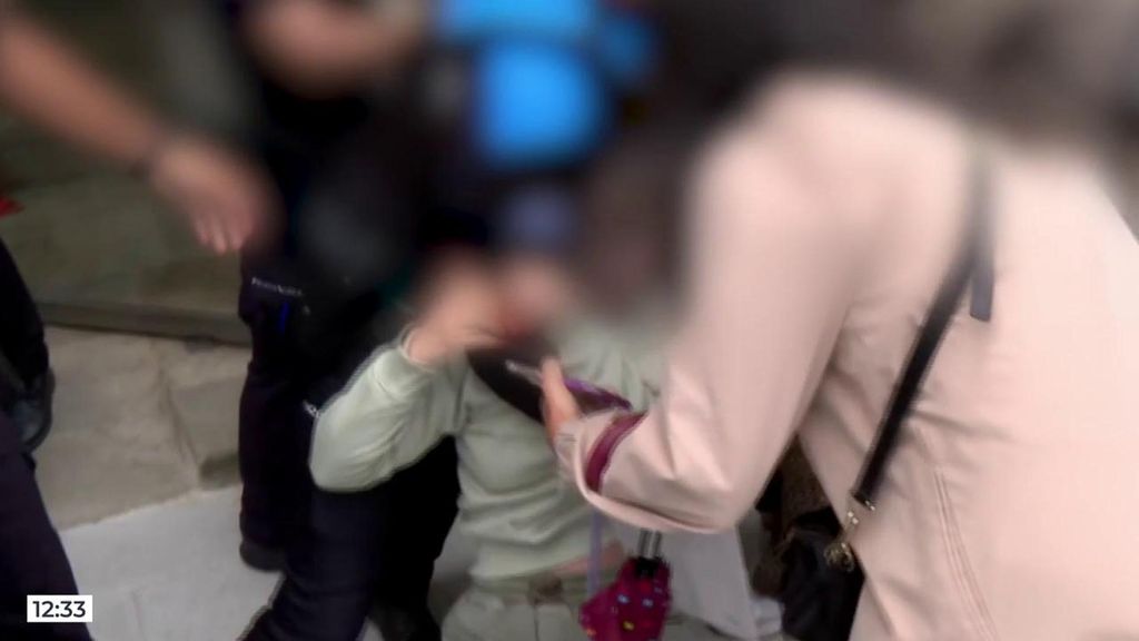 Una madre se desmaya tras la llegada al juzgado del presunto agresor sexual de su hija: "Hay más víctimas"
