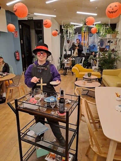 Andrea, una de las trabajadoras de la cafetería inclusiva Diversum de Vigo