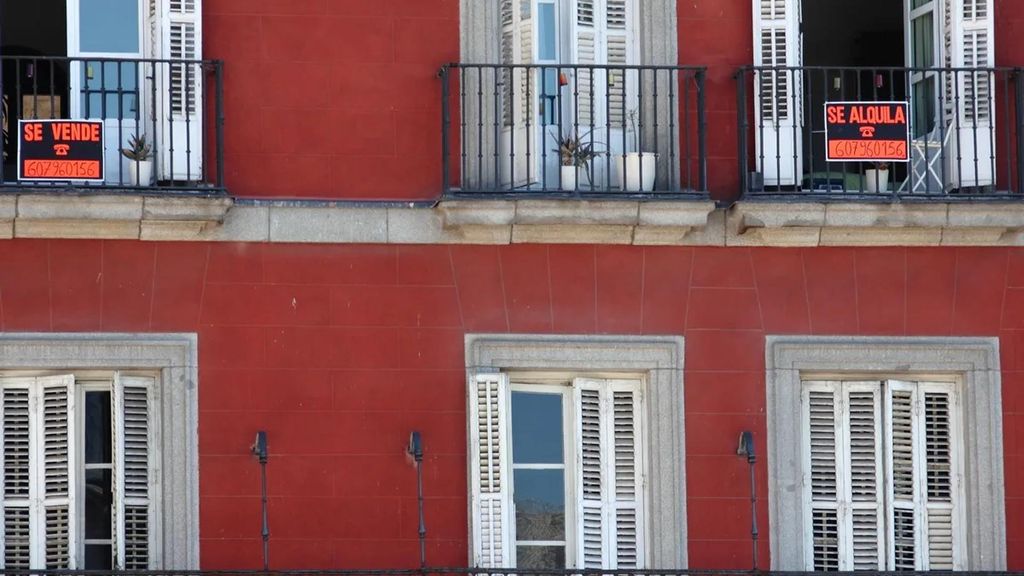 Carteles de venta y alquiler de viviendas en un edificio