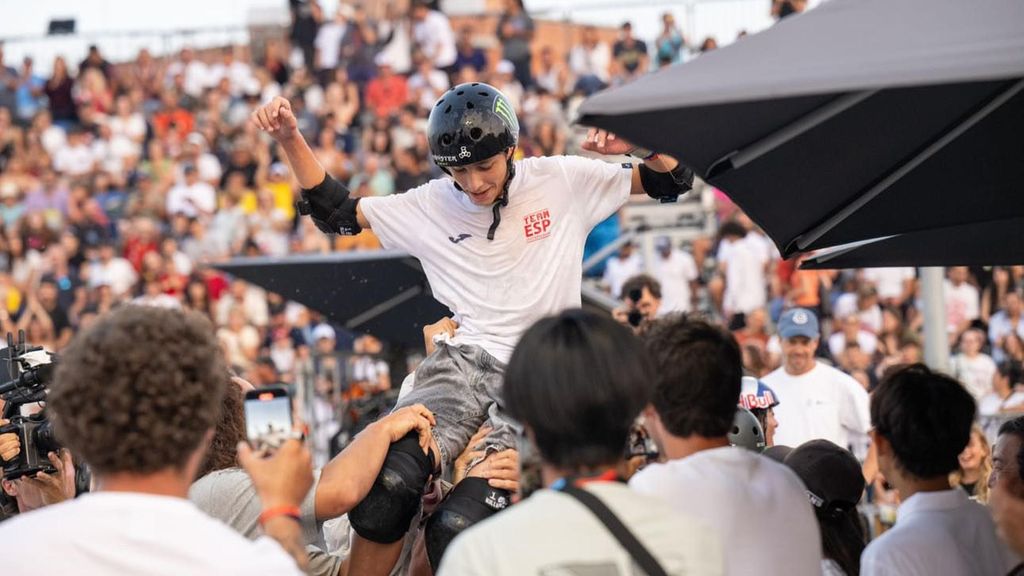 Egoitz durante la celebración posterior al triunfo, cogido en volandas por sus rivales y compañeros