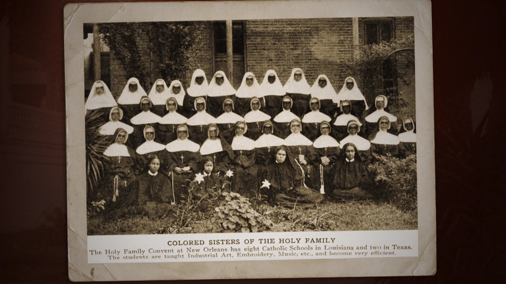 El grupo de monjas del orfanato