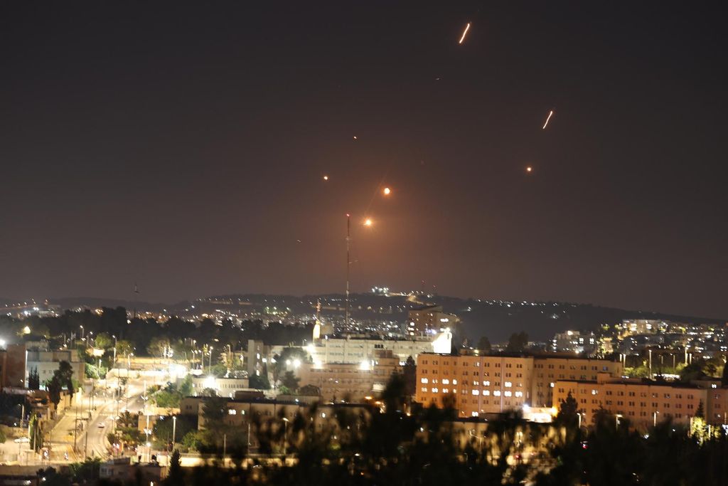 Irán responde con un centenar de misiles a Israel tras el bombardeo a sus instalaciones nucleares