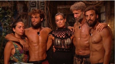 Laura Madrueño, emocionadísima junto al resto de concursantes tras la última expulsión de 'Supervivientes'