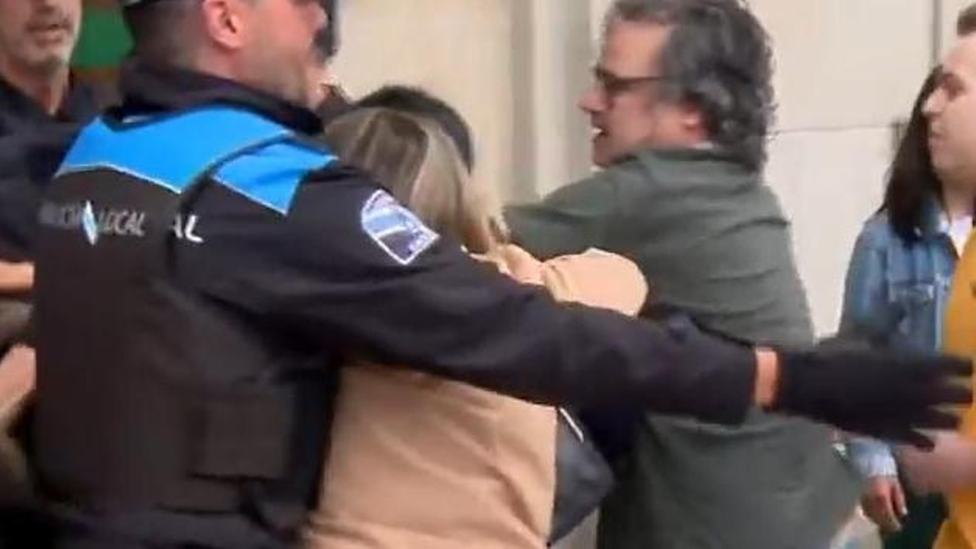 Los familiares de las víctimas del monitor de la piscina de Marín muestran su ira contra el acusado