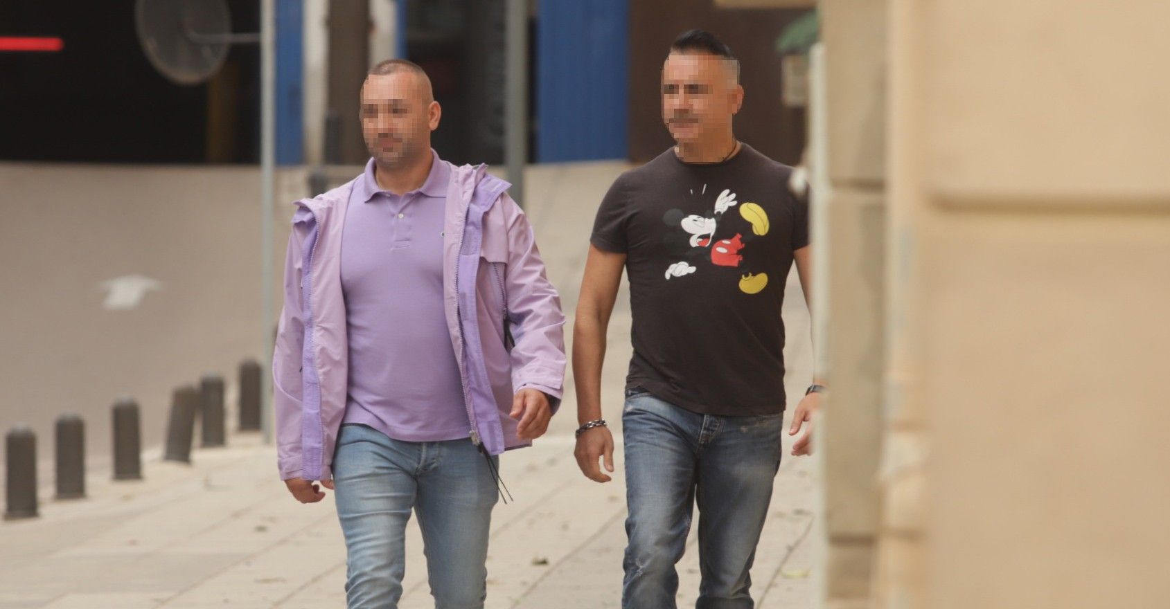 Los hermanos del clan de los Castaña llegando a juicio