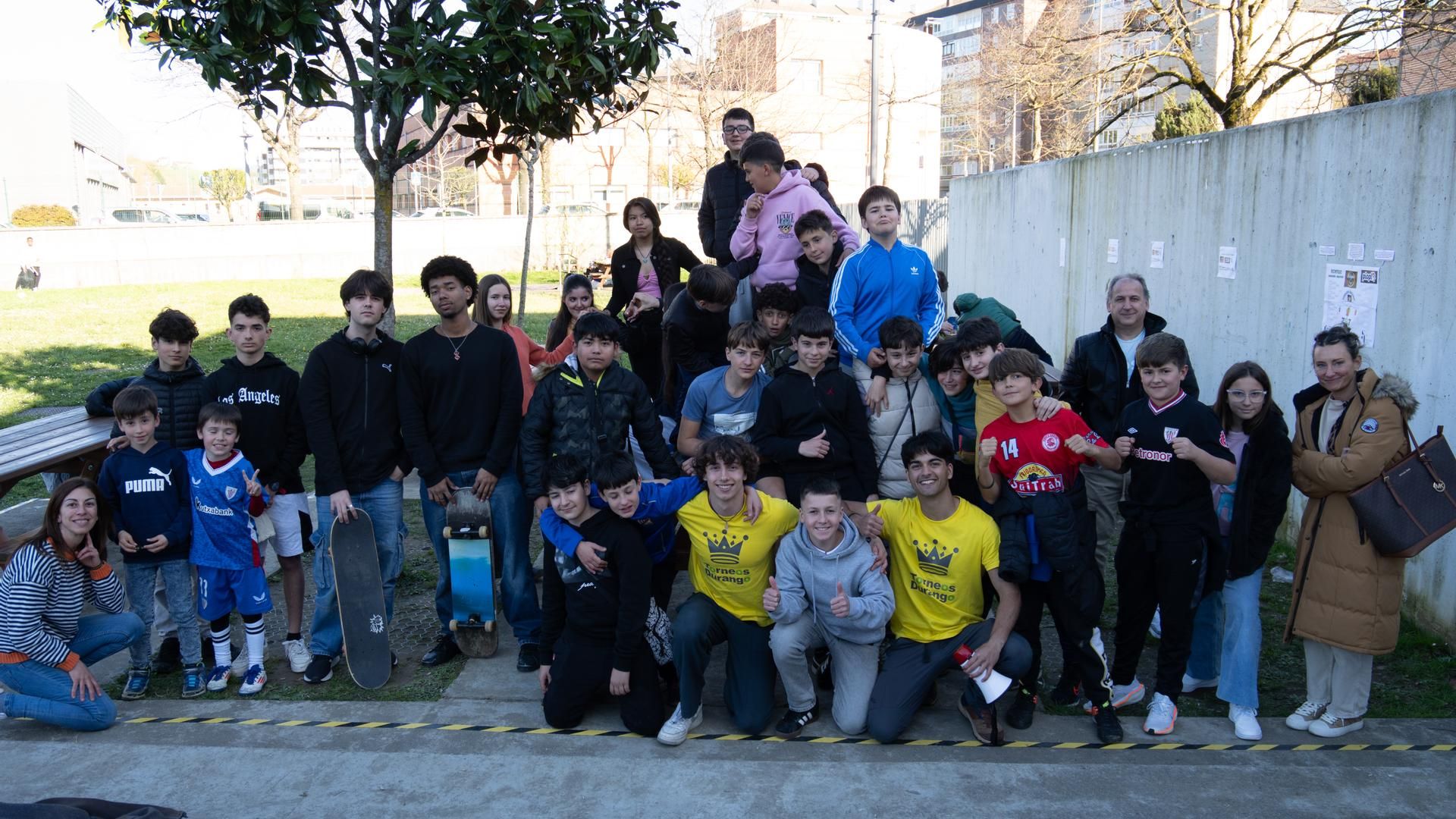 Mikel y Elia, organizadores de 'Torneos Durango', con camisetas amarillas, junto a los participantes de uno de ellos