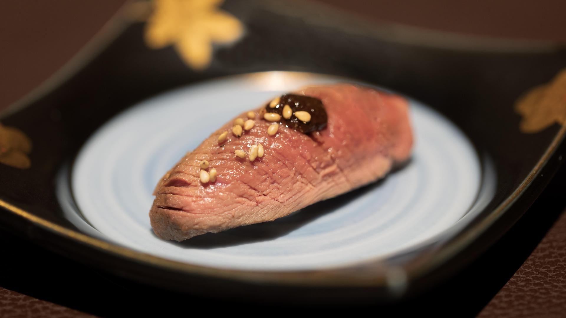 Nigiri de Pichón con mole