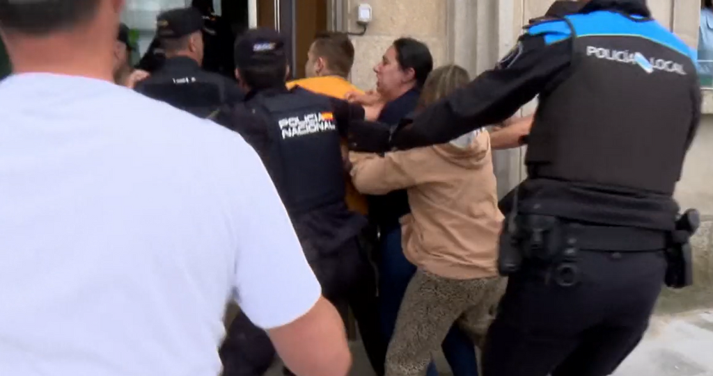 Tensión en Marín tras la llegada del monitor de piscina acusado de abuso sexual a menores