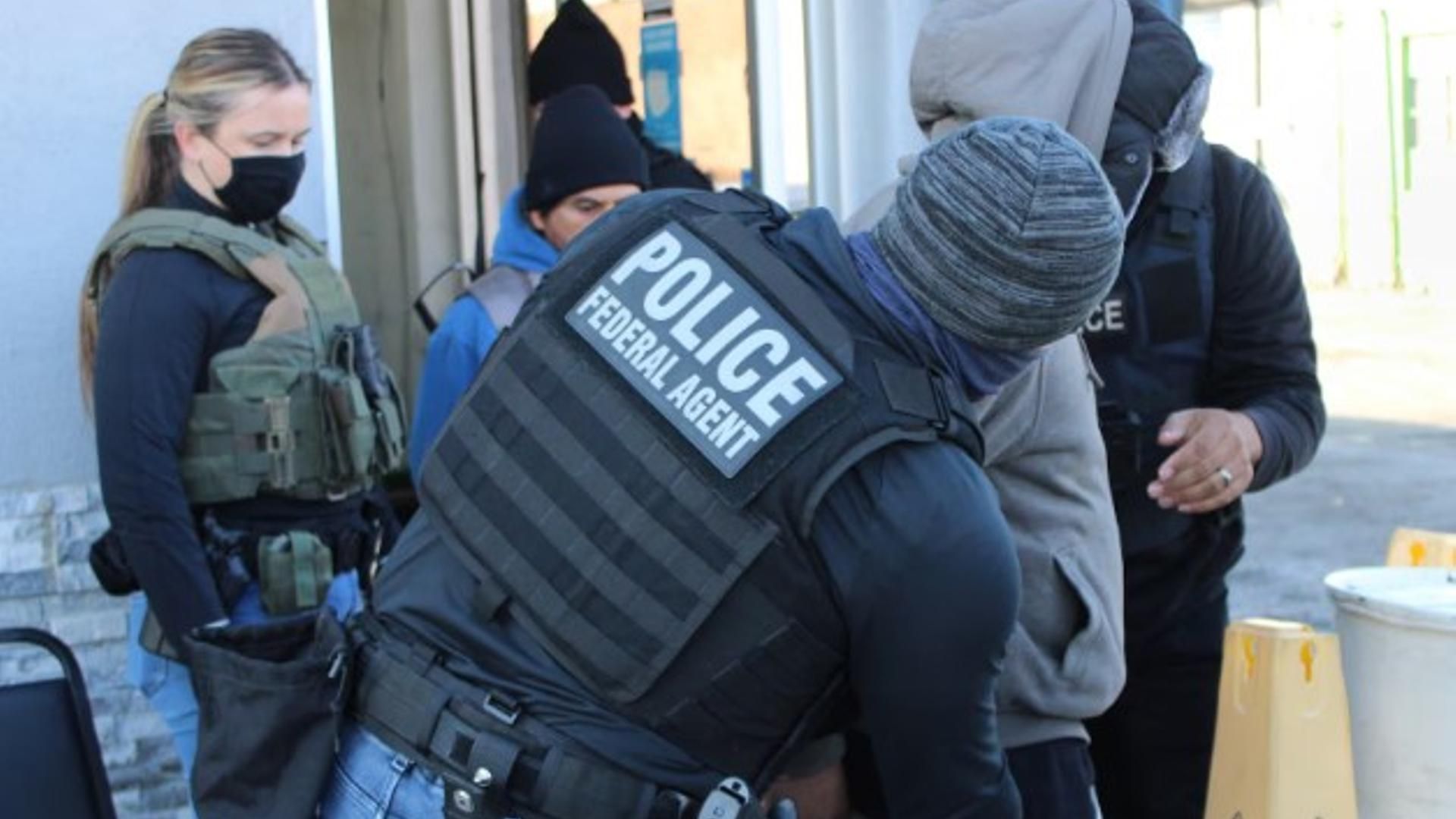 Agentes federales arrestan a un migrante sin documentos durante una redada en Filadelfia, Pensilvania,