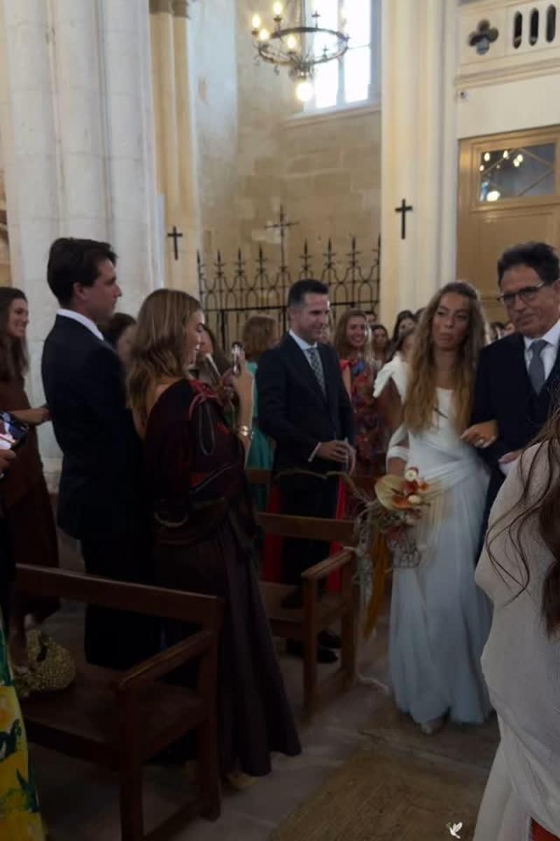 Belén Écija, entrando de la mano de su padre, en el interior de la iglesia