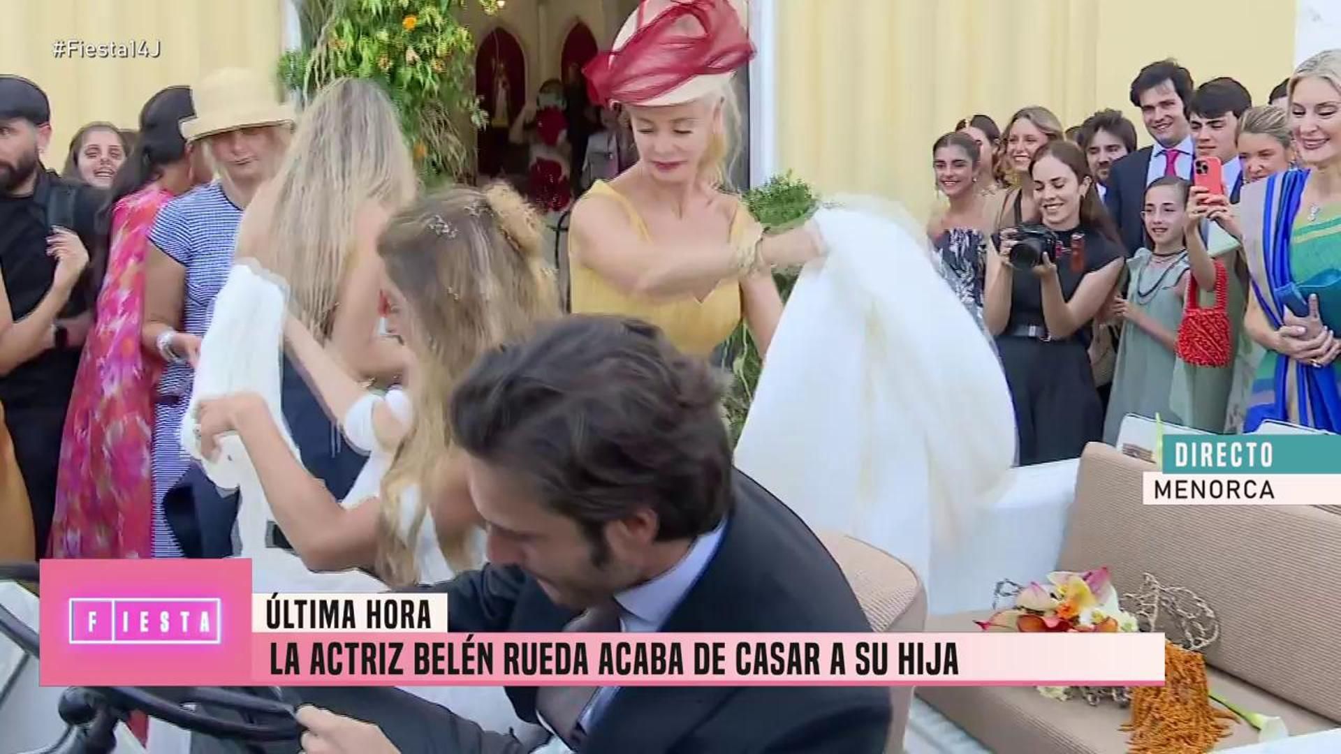 Belén Rueda ayudando a su hija