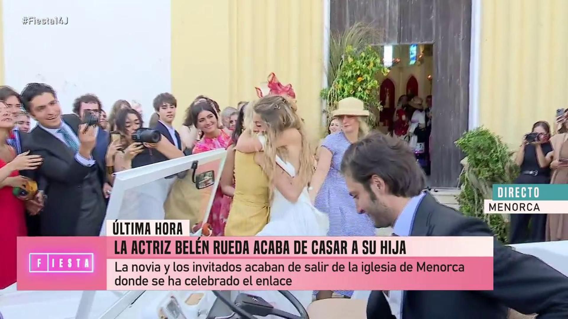 El abrazo de Belén Rueda a su hija tras salir de la iglesia Fiesta 2025 Top Vídeos 674
