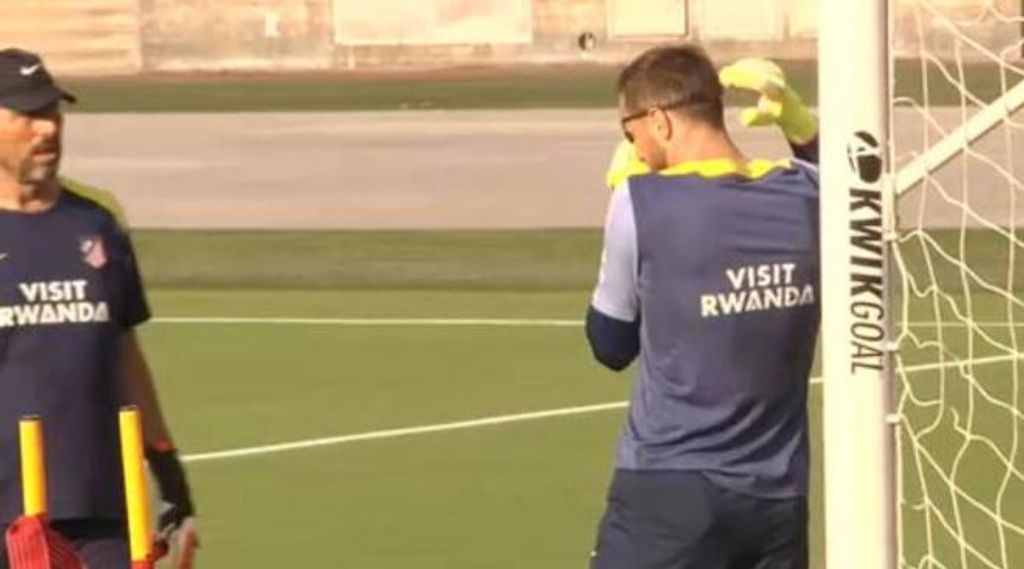 El curioso entrenamiento de los porteros del Atlético de Madrid en Los Ángeles... ¡con parches en los ojos!