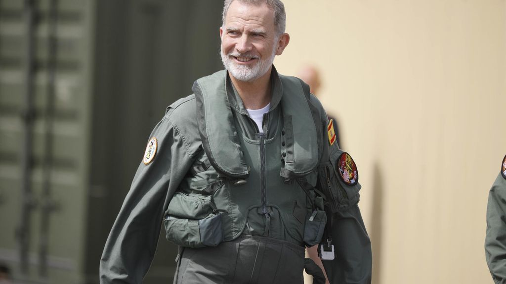 Felipe VI se pone a los mandos del avión en el que se formará la princesa Leonor