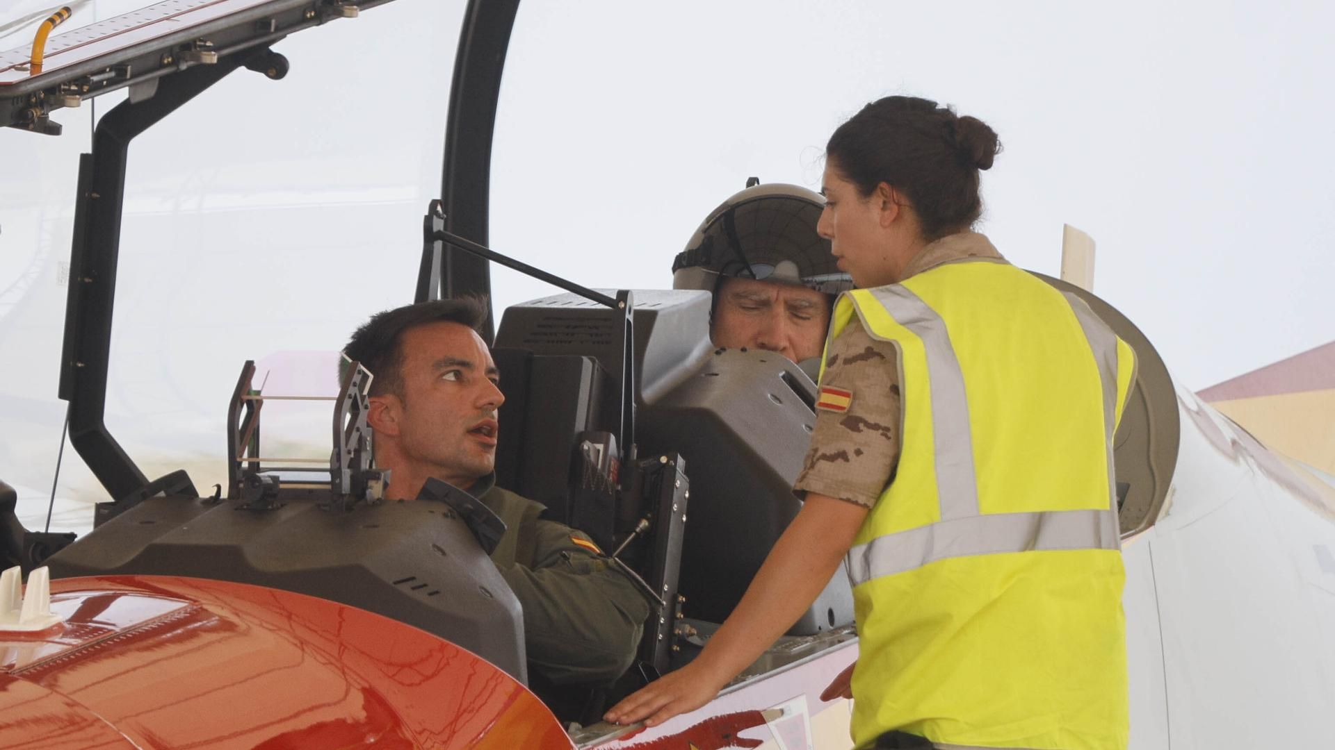 El rey Felipe VI sube a un avión, en la Academia General del Aire y del Espacio (AGA), a 14 de junio de 2025, en San Javier, Región de Murcia (España)