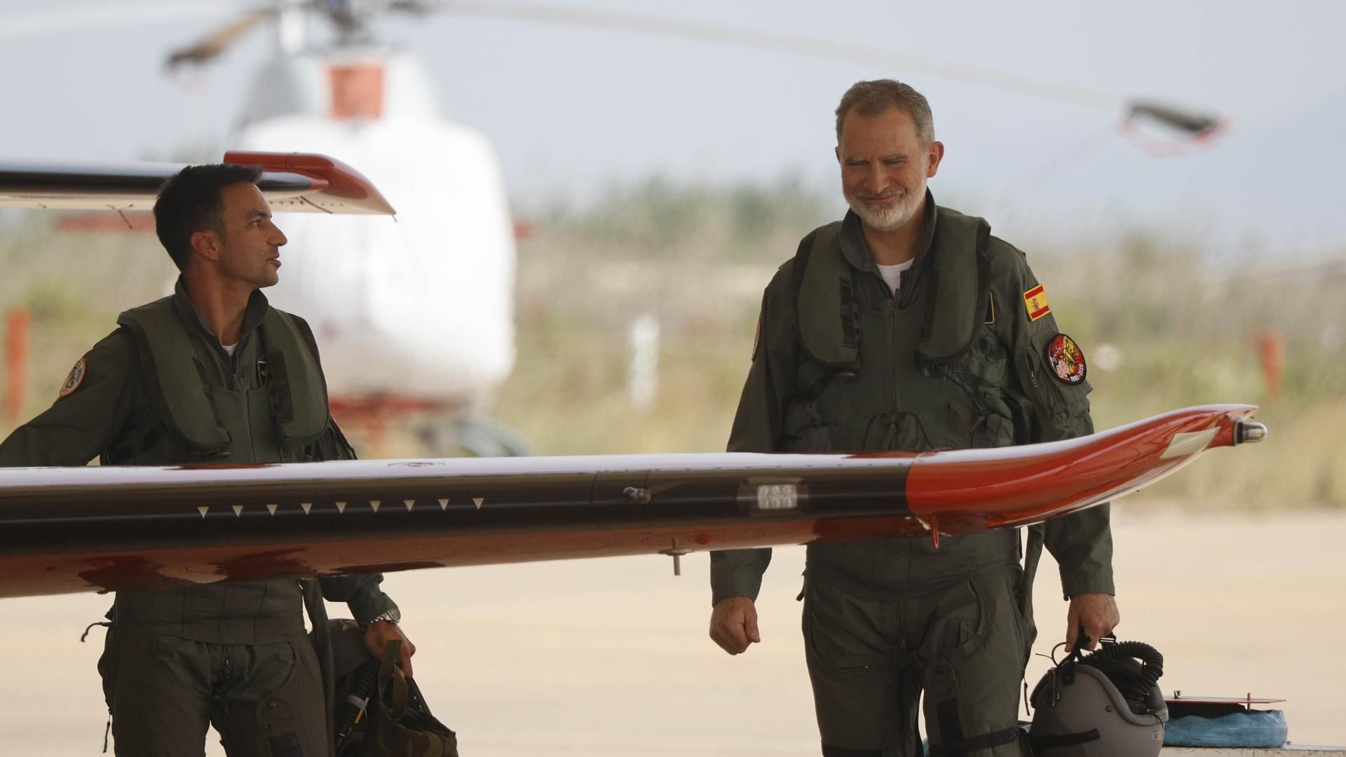 El rey Felipe VI sube a un avión, en la Academia General del Aire y del Espacio (AGA), a 14 de junio de 2025, en San Javier, Región de Murcia (España)