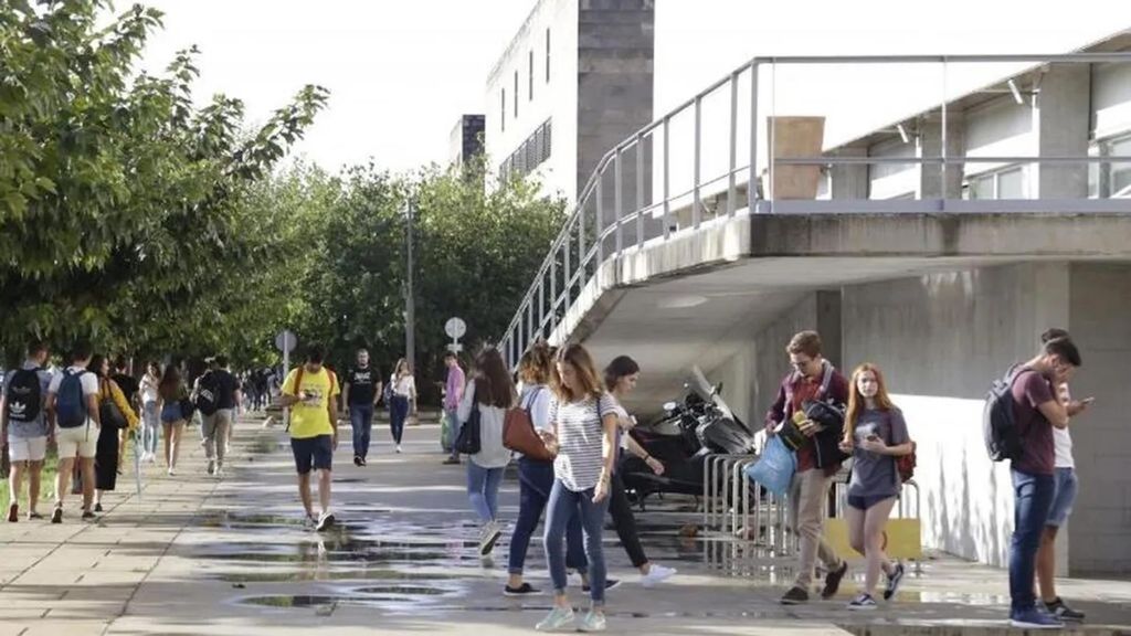 En el formulario deben ordenarse las titulaciones y universidades de mayor a menos interés