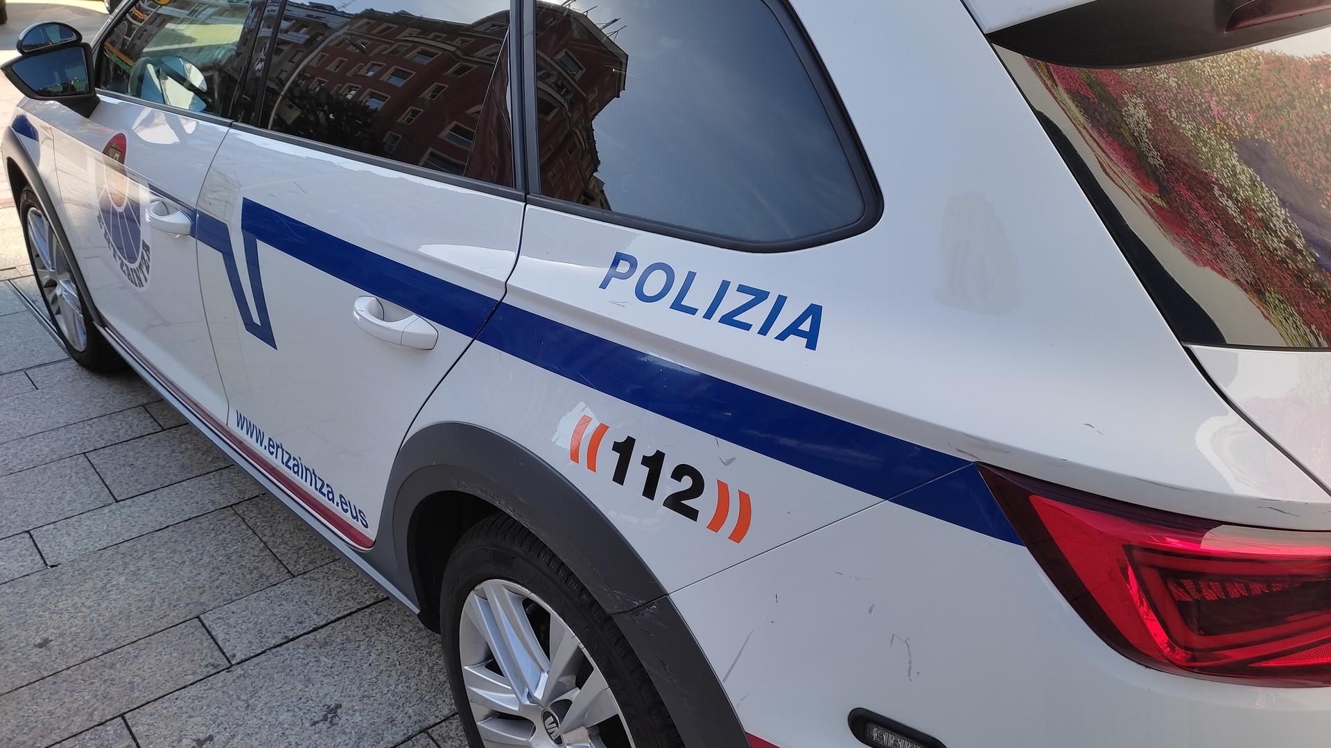 Ertzaintza libera vehículos atrapados y evacúa a pasajeros de un tren en Guipúzcoa por las fuertes lluvias