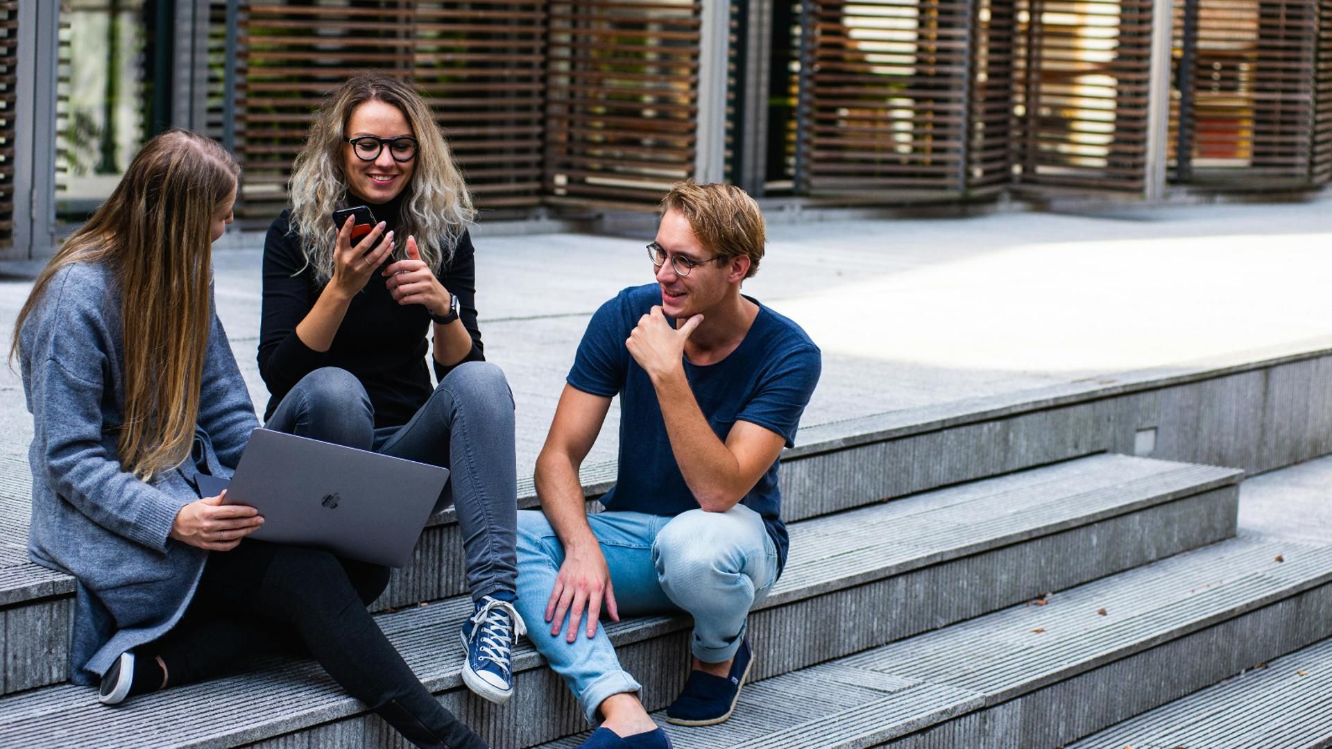 Estudiantes sentados en unas escaleras