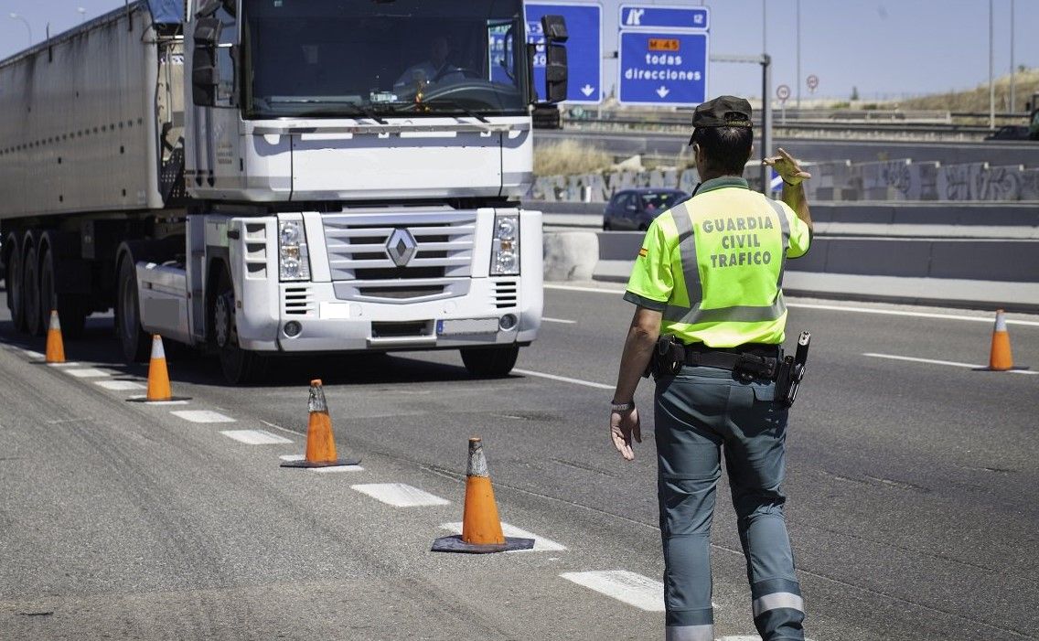 Guardia Civil de Tráfico con un camión