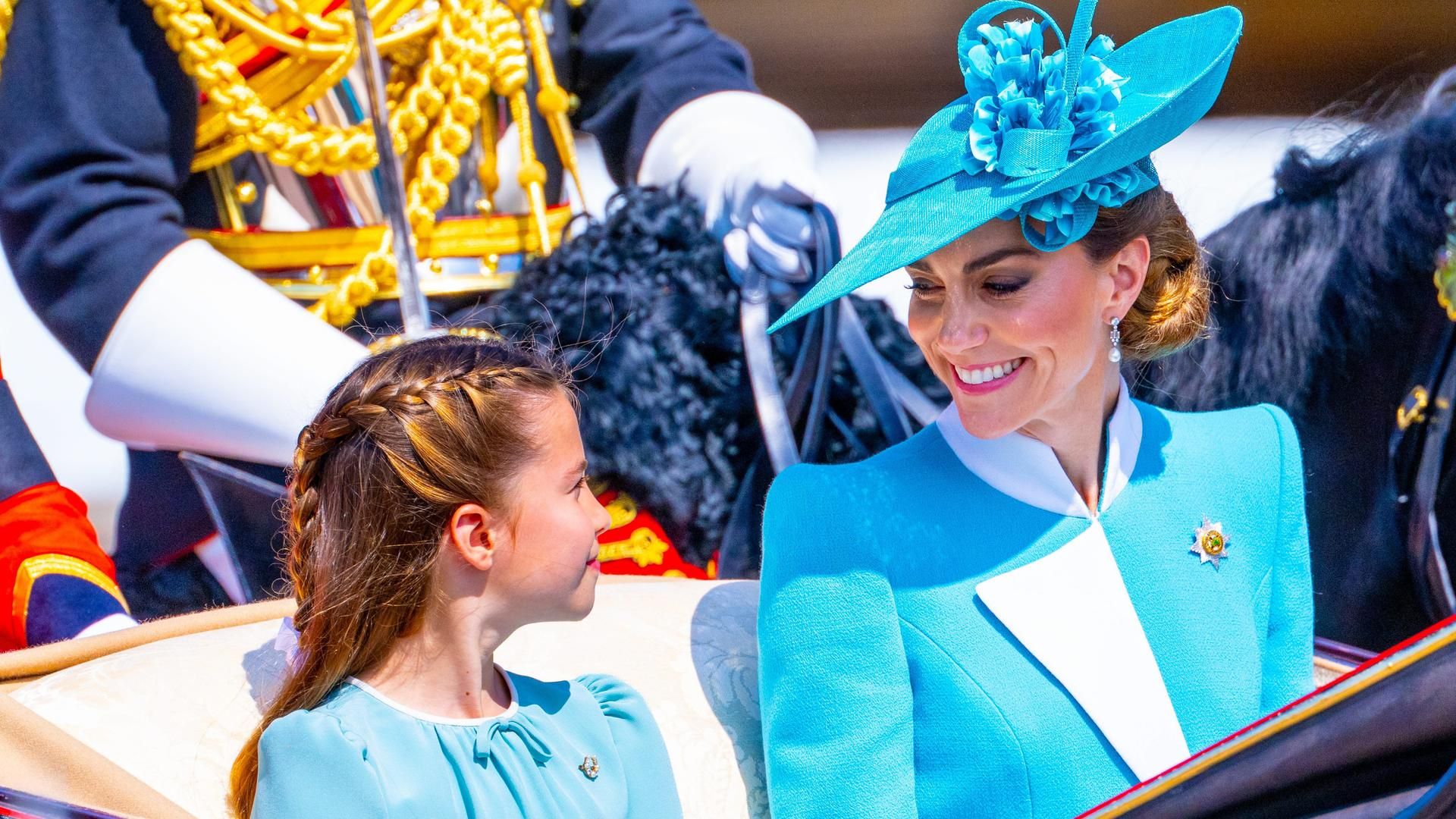 Kate Middleton y su hija, Charlotte, en la carroza