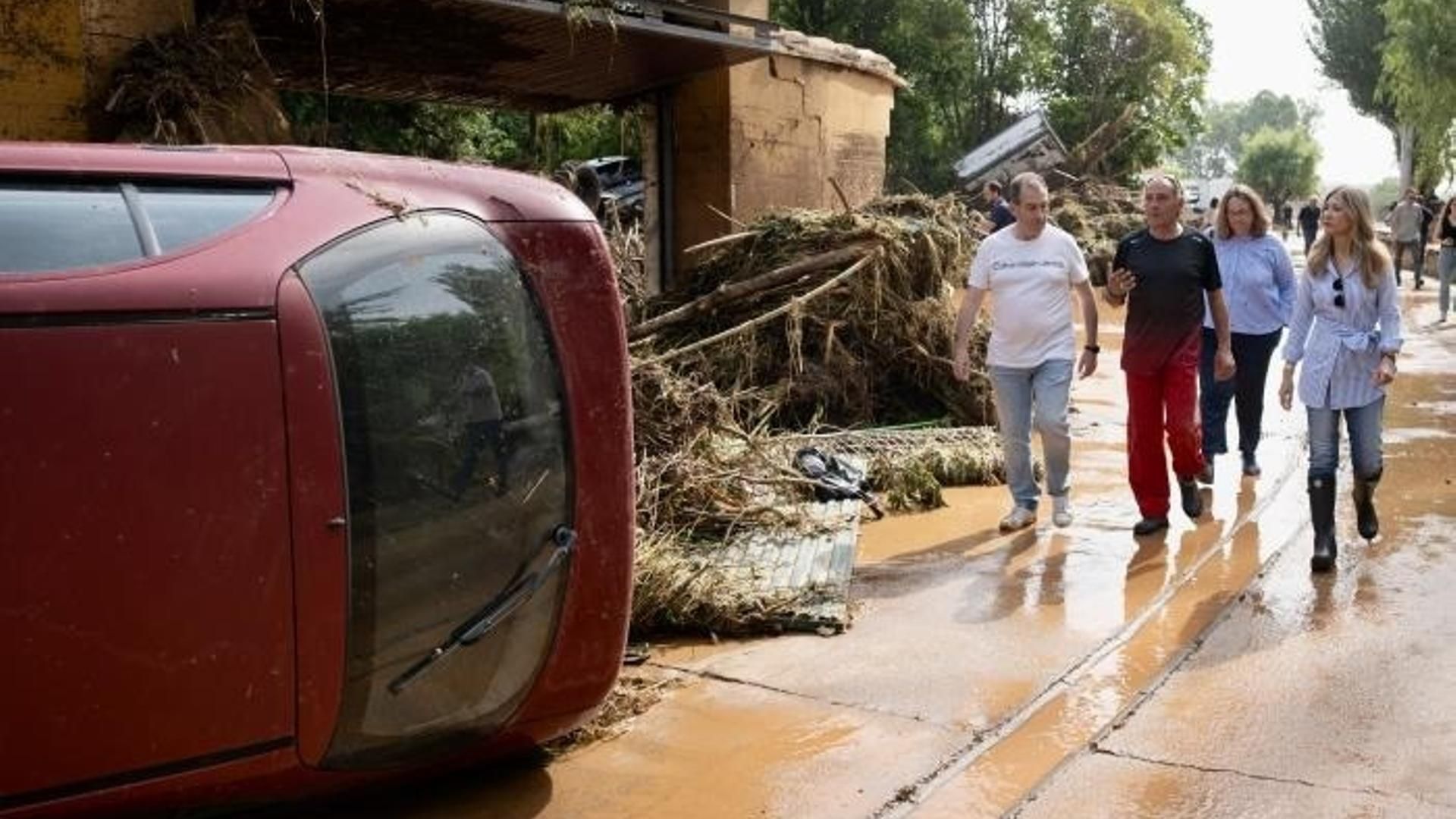 La vicepresidenta del Gobierno de Aragón, Mar Vaquero, inspecciona una de las zonas afectadas por los destrozos causados por las tormentas. La vicepresidenta del Gobierno de Aragón, Mar Vaquero, inspecciona una de las zonas afectadas por los destrozos causados por las tormentas.