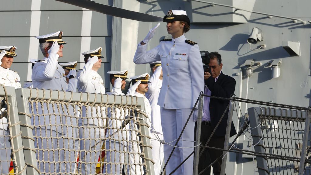 Las imágenes de la princesa Leonor embarcando en la fragata Blas de Lezo, donde continuará su formación militar