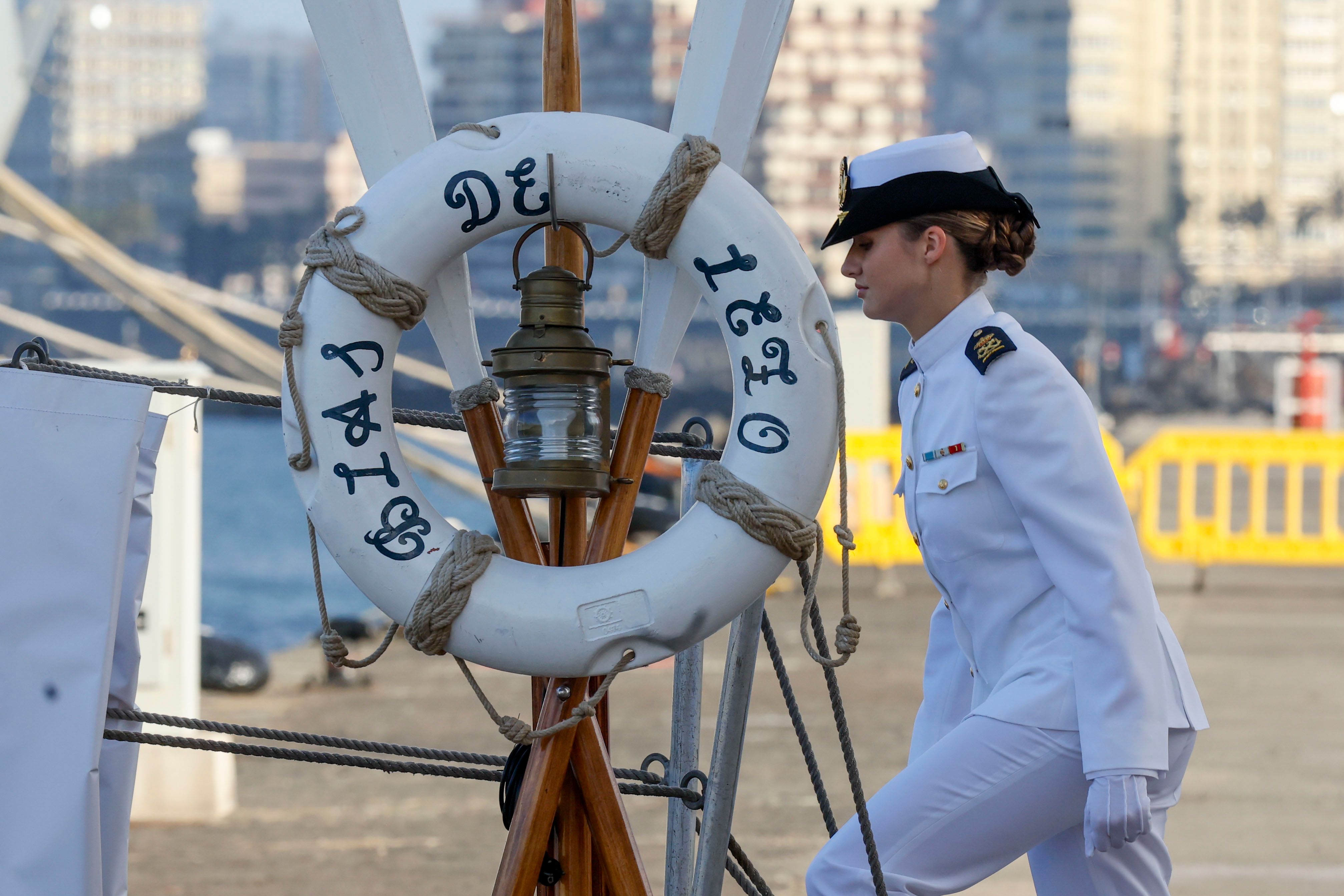 Las imágenes de la princesa Leonor embarcando en la fragata Blas de Lezo