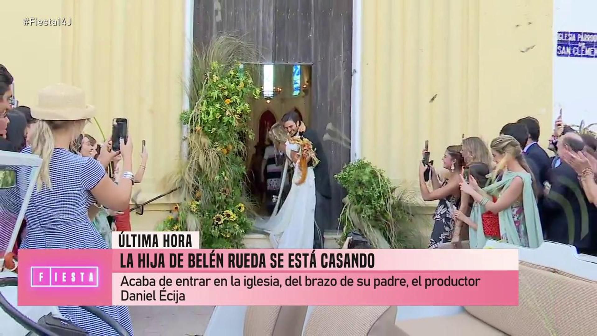 Los novios a la salida de la iglesia