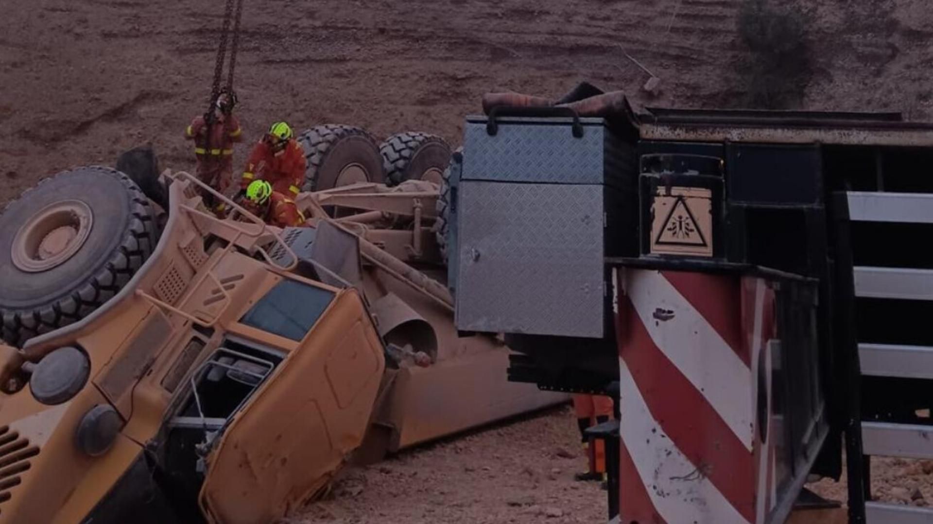 Maquinaria pesada volcada en una cantera en Liria, Valencia