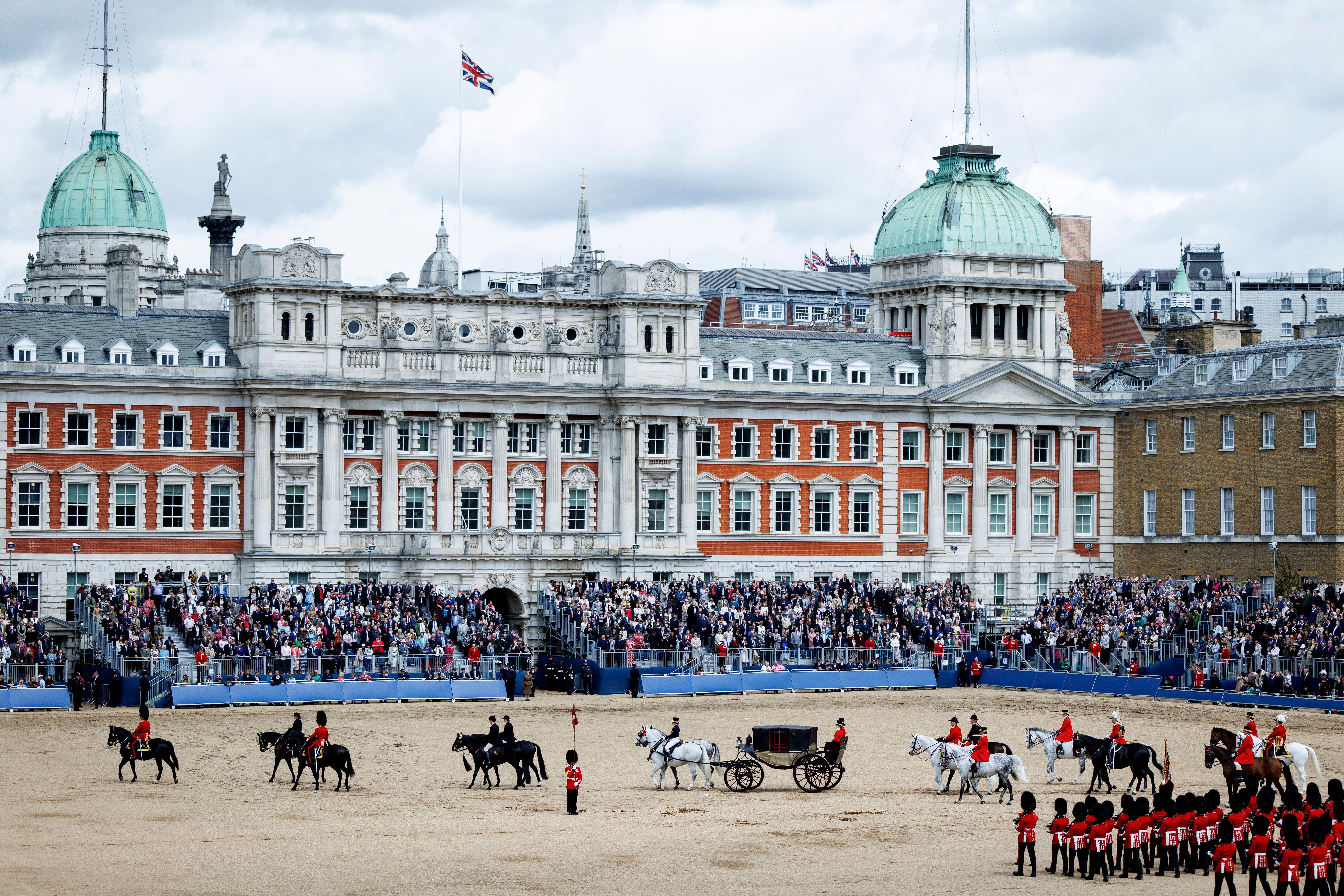 Reino Unido celebra su colorido ‘Trooping the Colour’ por el cumpleaños del rey Carlos III